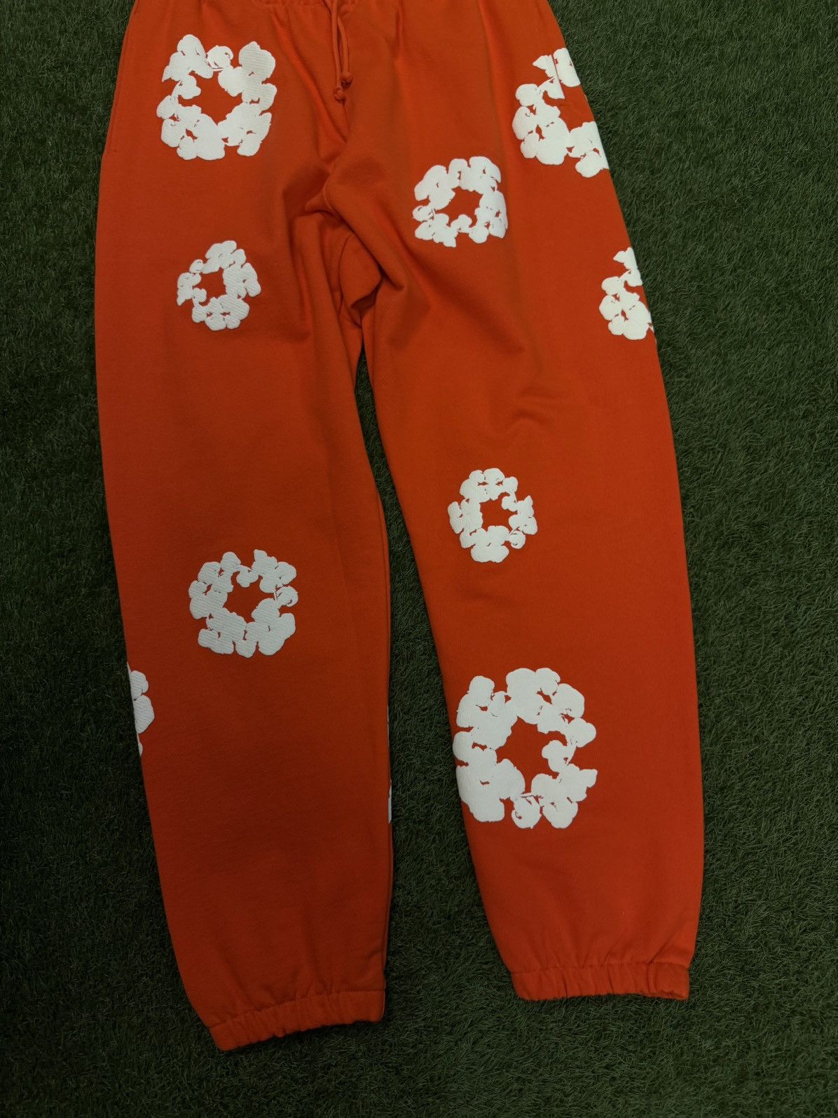 DENIM TEARS Denim Tears Cotton Wreath Sweatpants Size Large (NEW) Size US 33 - 2 Thumbnail