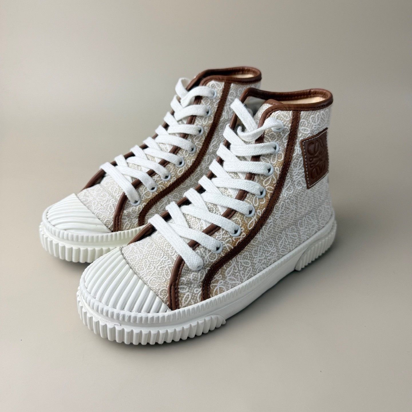 Loewe Loewe Logo Print High-Top Casual Shoes Size US 4 / IT 34 - 1 Thumbnail