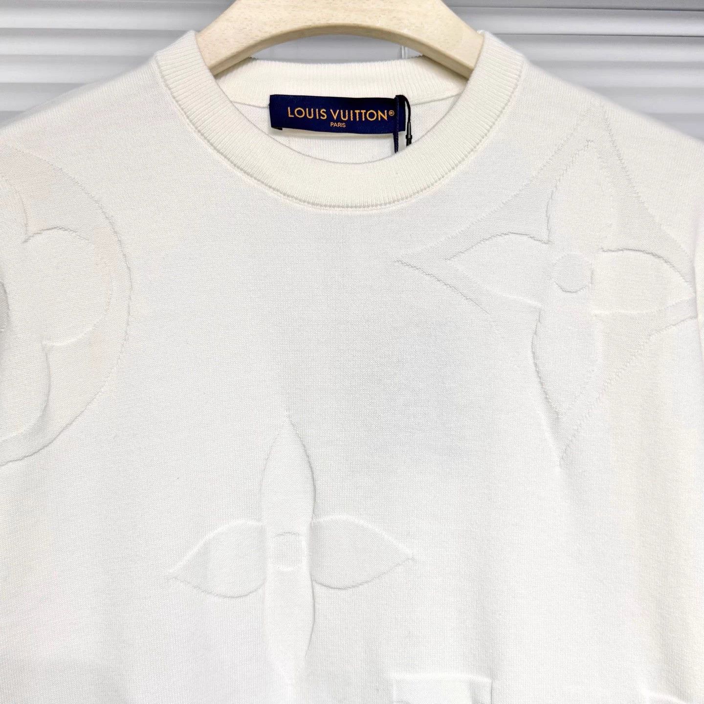 Louis Vuitton LV 26 Holiday Monogram Big Logo White Knit Tee M Size US M / EU 48-50 / 2 - 3 Thumbnail