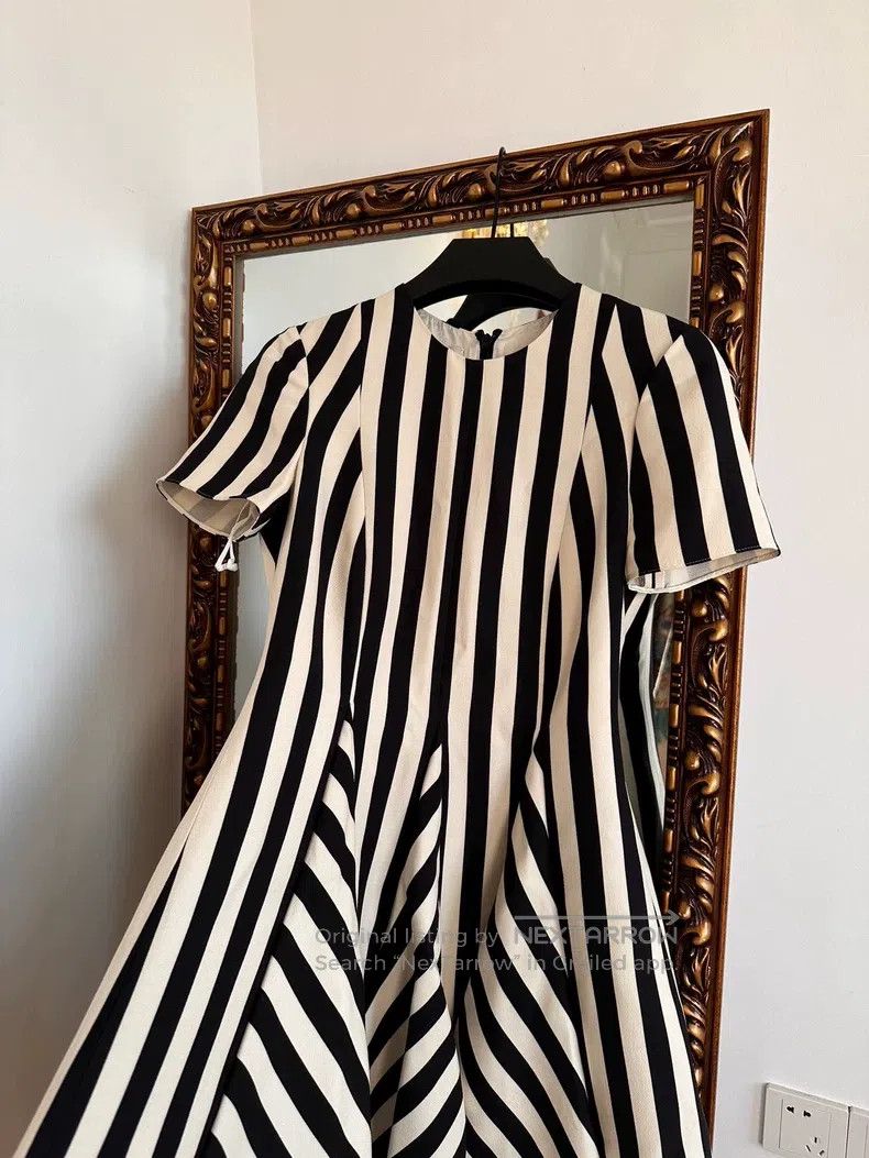 Valentino Valentino Black and white striped three-dimensional petal Size S / US 4 / IT 40 - 5 Thumbnail