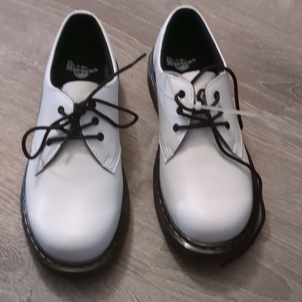 Dr. Martens Dr. Martens 1461 NWOT White Smooth 3 Eyelet Shoe size 7 Size US 7 / IT 37 - 2 Thumbnail