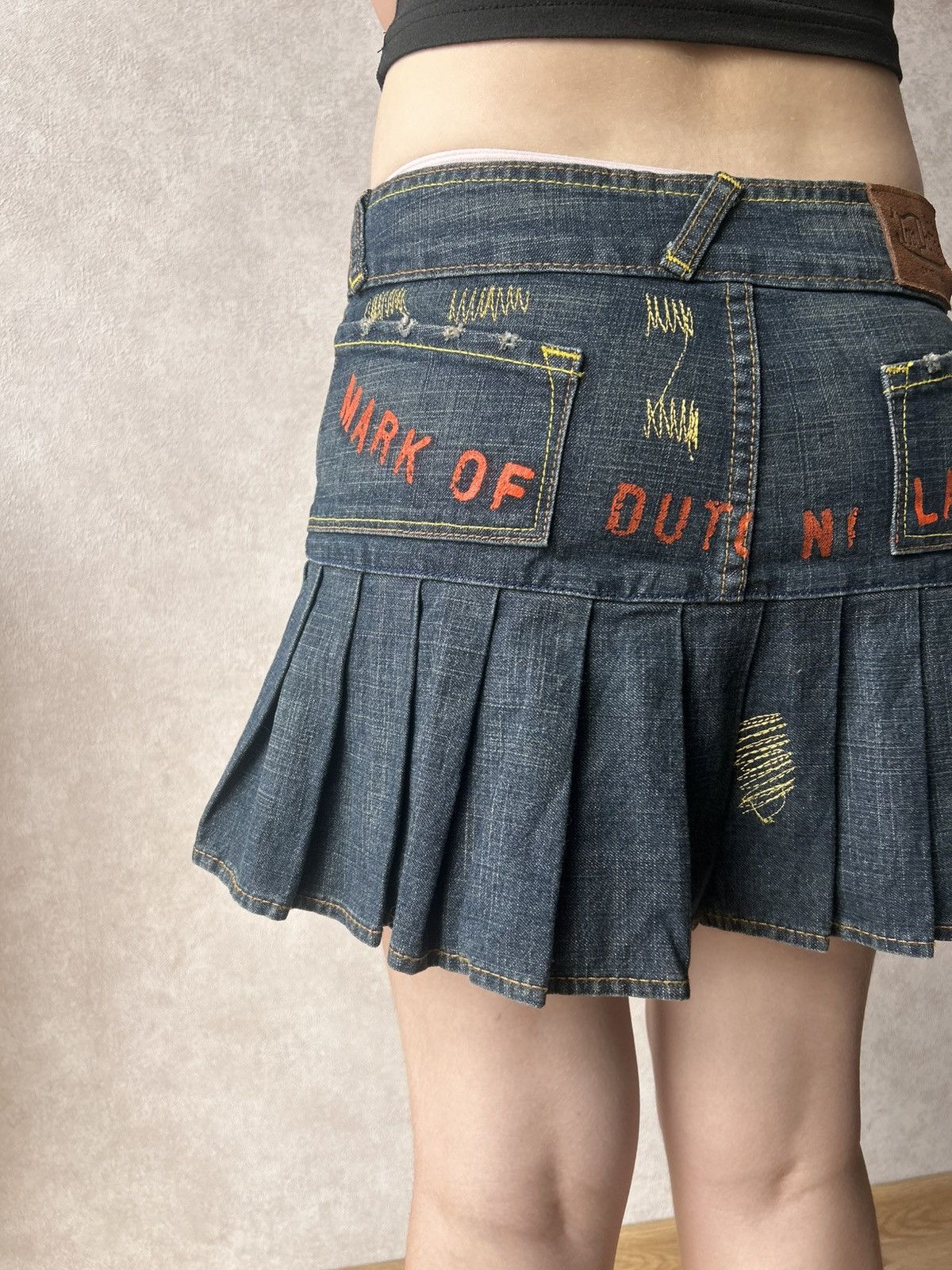 Von Dutch Vintage Y2K Von Dutch Big Logo Pleated Denim Mini Skirt Size 28" / US 6 / IT 42 - 3 Thumbnail