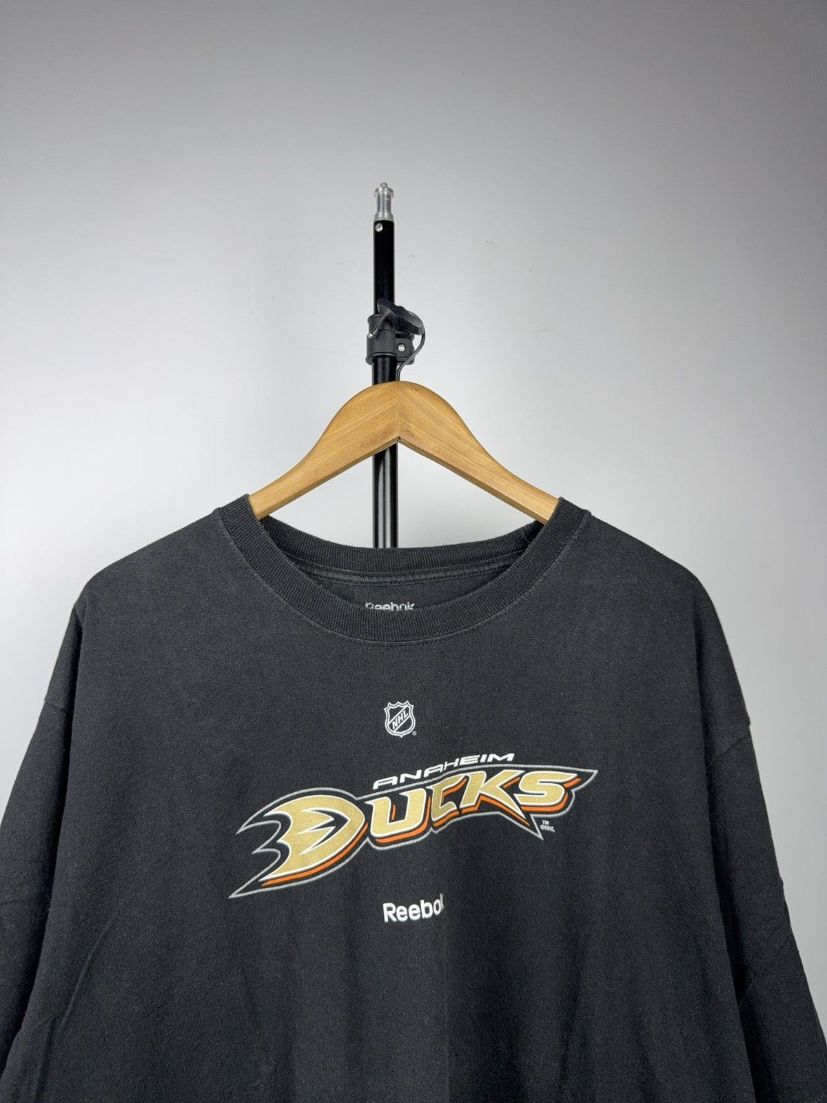 Reebok 00s Reebok Anaheim Ducks NHL Black Tee Vintage Hockey Shirt Size US XXL / EU 58 / 5 - 2 Thumbnail