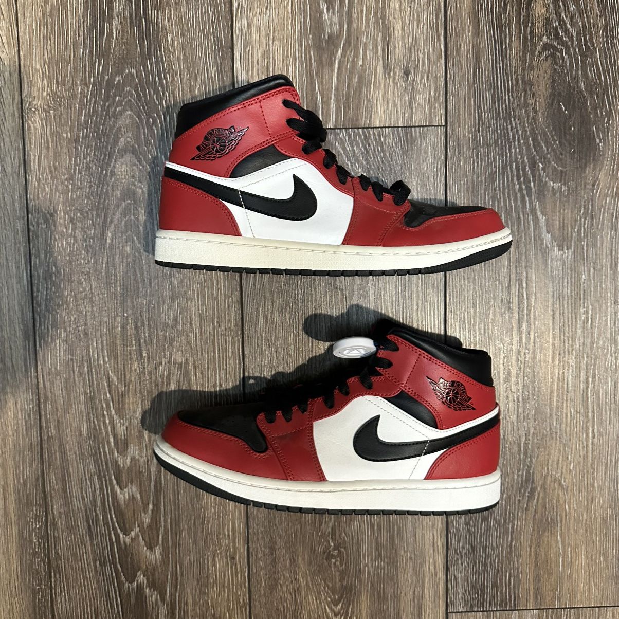 Jordan Brand Jordan 1 Mid “Chicago Black Toe” Size 8.5 Size US 8.5 / EU 41-42 - 3 Thumbnail