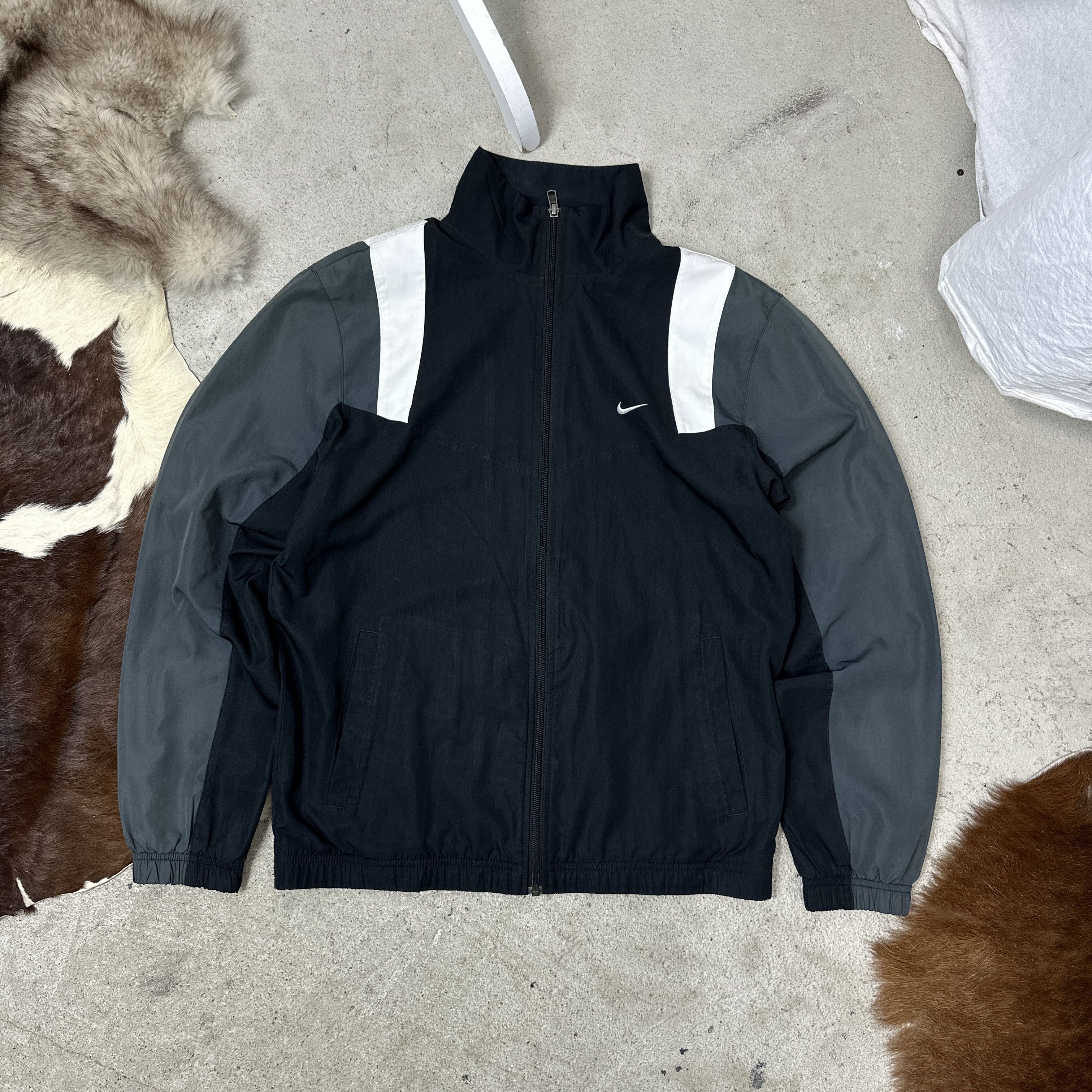Nike Vintage Outdoor Sporty Nike Windbreaker Jacket 00s Size US M / EU 48-50 / 2 - 2 Thumbnail