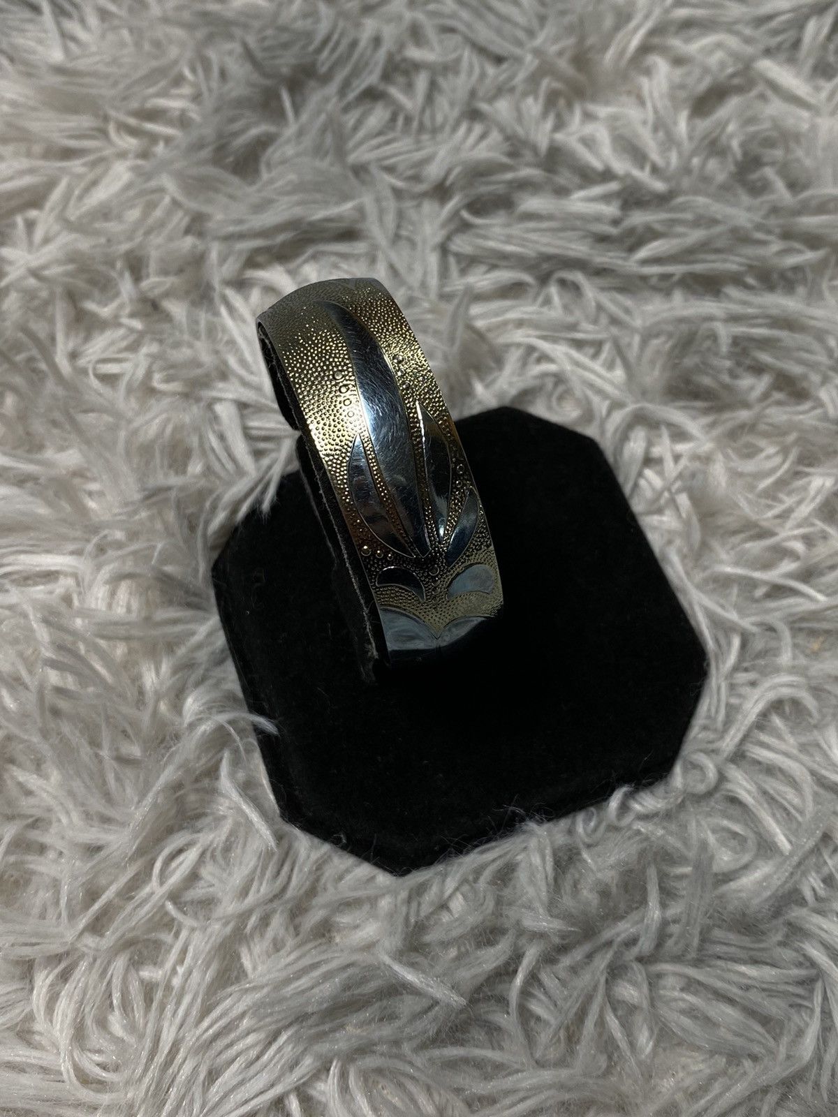 Jewelry Vintage Engraved Metal Cuff Bracelet – Japanese Brand Size ONE SIZE - 2 Thumbnail