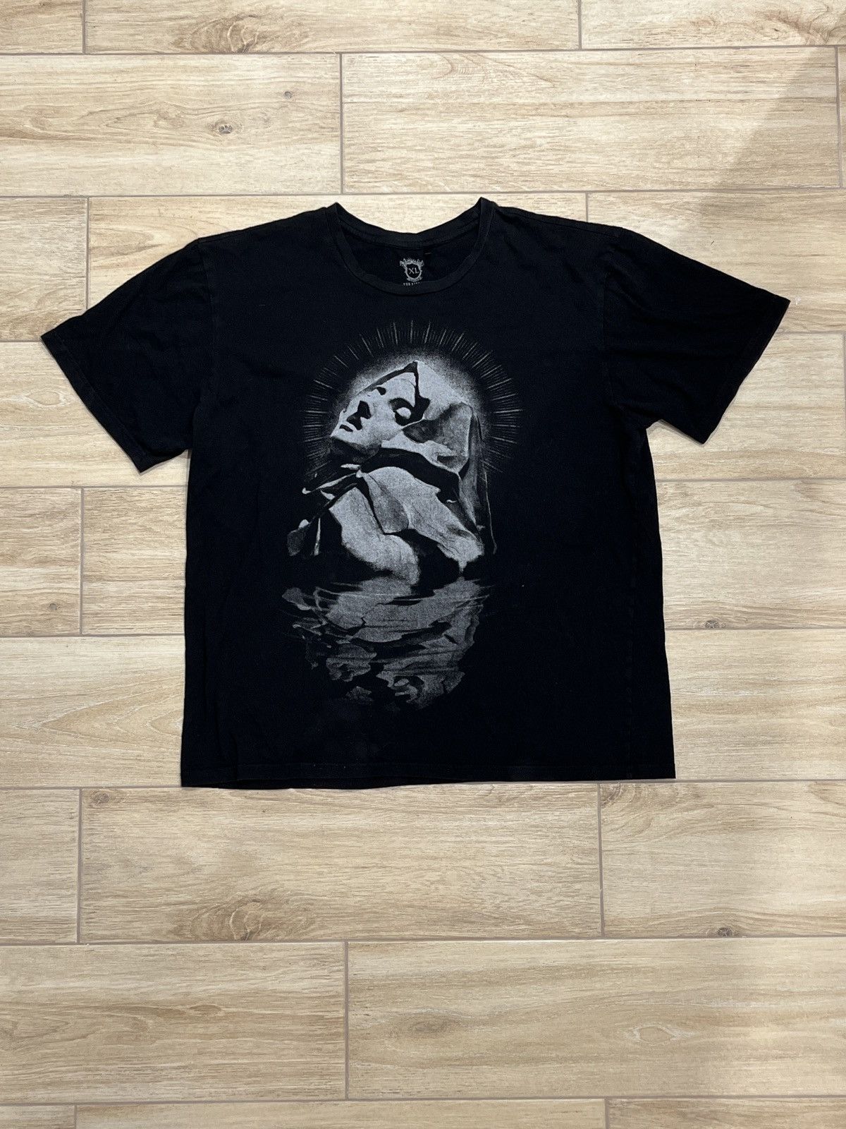 Japanese Brand Tee The Library Mary logo print Size US XL / EU 56 / 4 - 1 Thumbnail