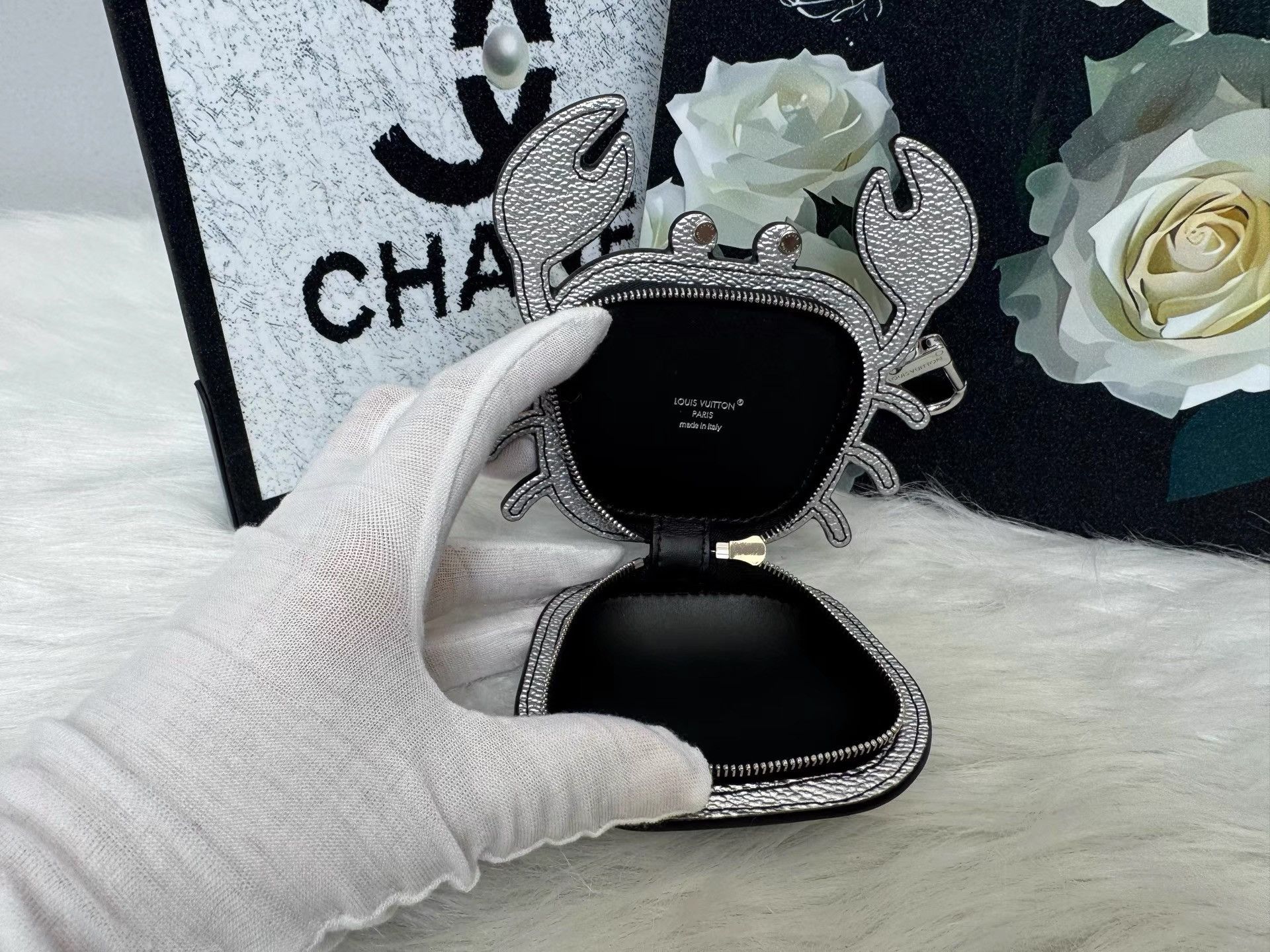 Louis Vuitton LV Crab Leather Earphone Pouch K36 Size ONE SIZE - 3 Thumbnail