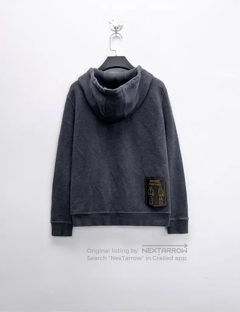 Louis Vuitton Louis Vuitton Grey Metallic Pin Instruction Book logo Zip Size US S / EU 44-46 / 1 - 2 Thumbnail