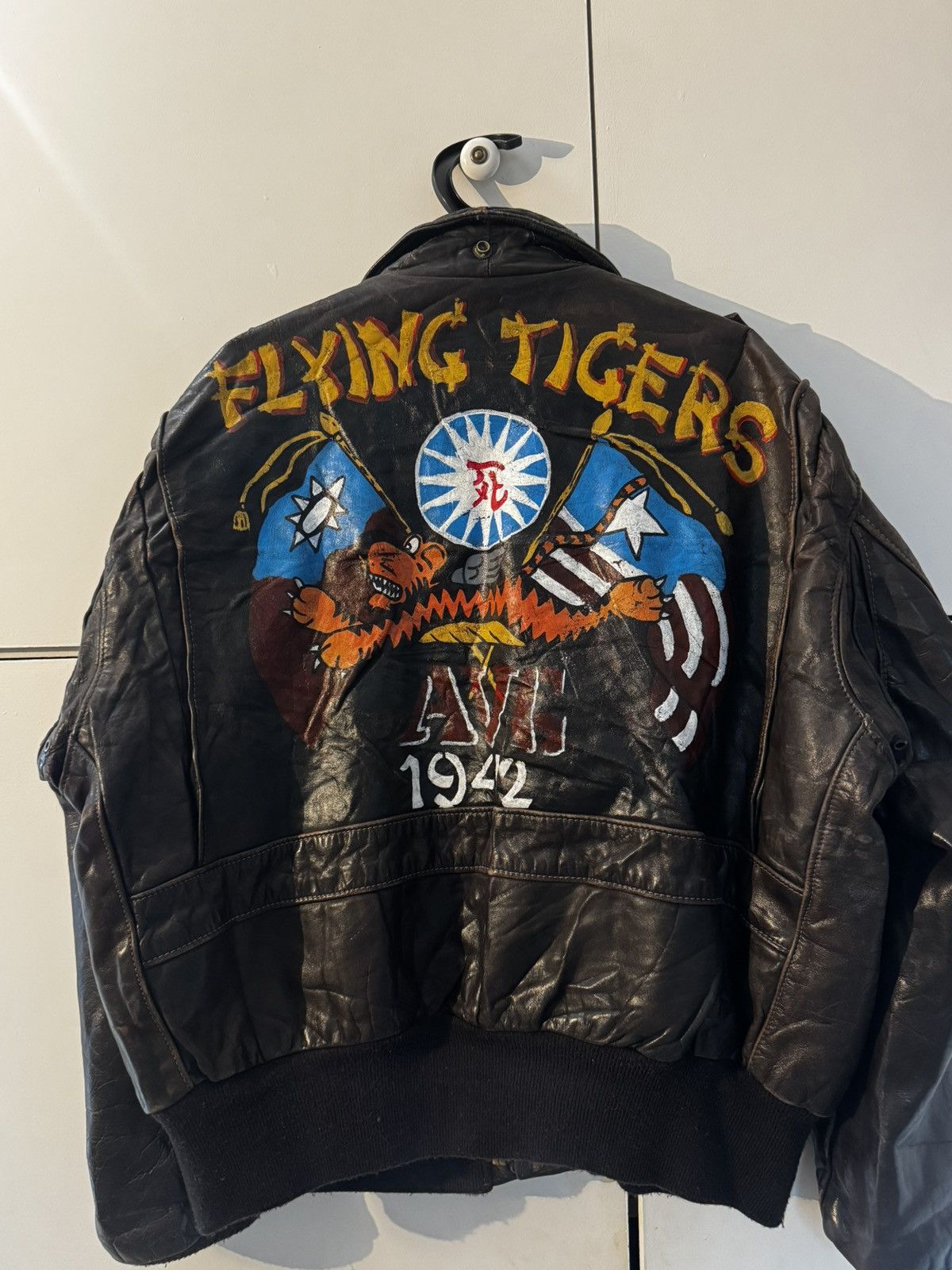 Vintage 1/1 Vintage Hand Painted Flying Tigers Leather Bomber Jacket Size US XL / EU 56 / 4 - 1 Thumbnail