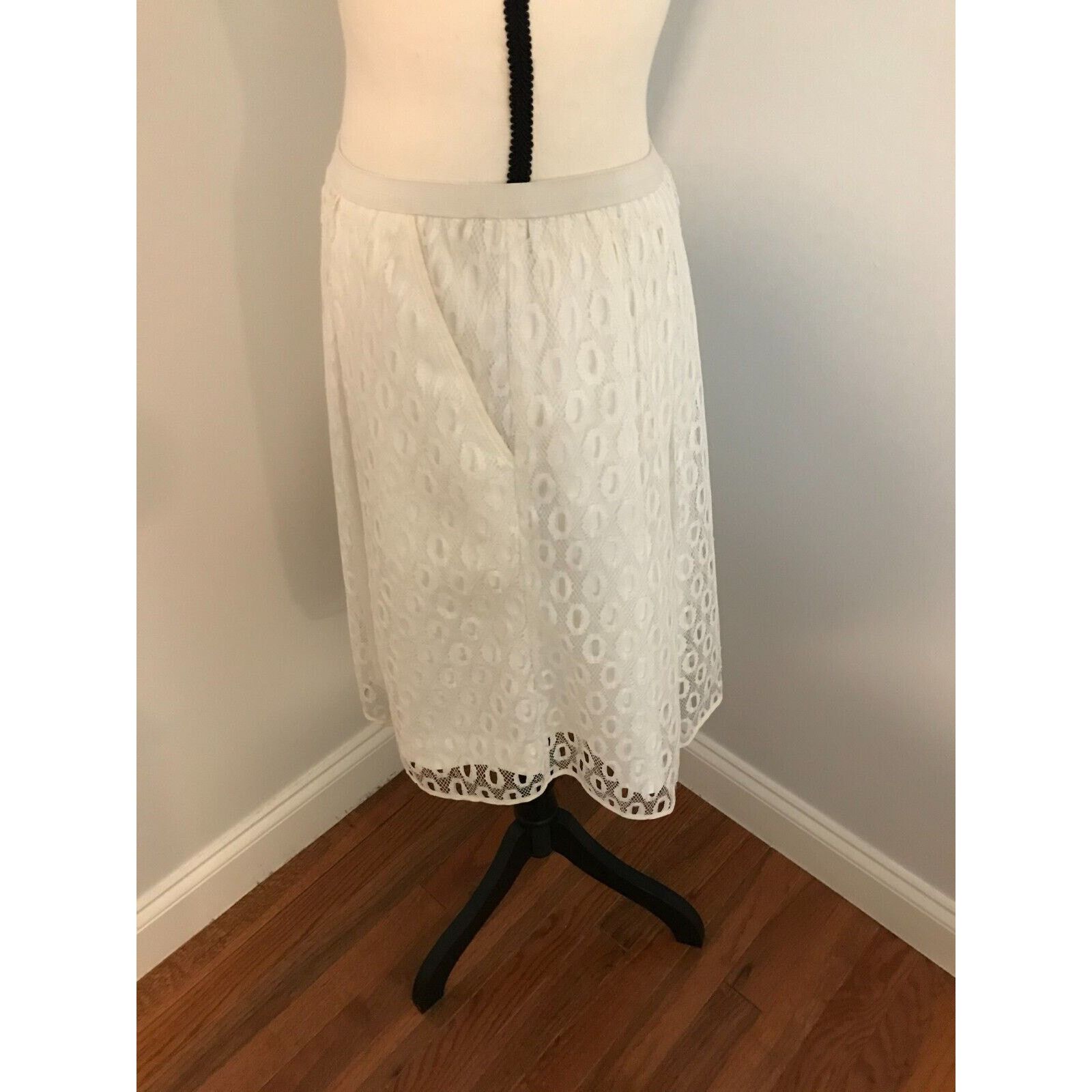 Anthropologie Anthropologie Maeve Lace White Overlay Skirt with Pockets Size 25" / US 0 / IT 36 - 2 Thumbnail