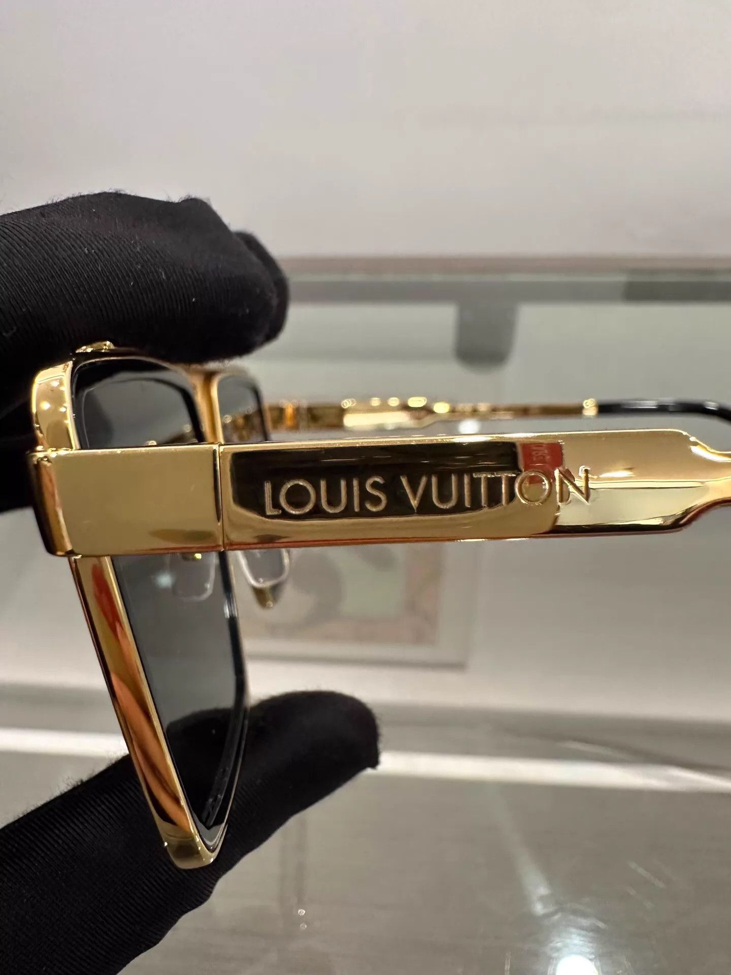Louis Vuitton LV Monogram Logo Gold Sunglasses Size ONE SIZE - 7 Thumbnail