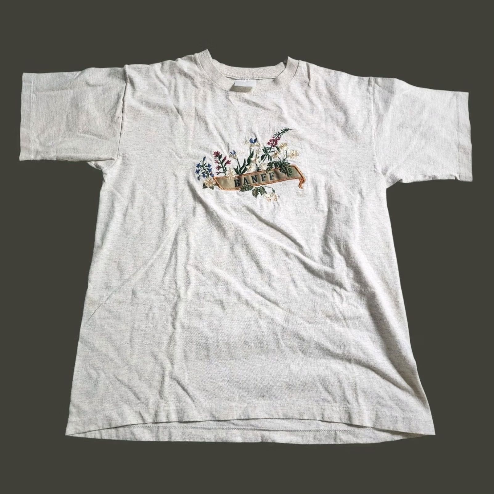 Vintage VINTAGE Unbranded T-Shirt Mens M Banff Canada National Park Embroidered Flower Gray 90s 80s Shirt Short Sleeve Crew Neck Size US M / EU 48-50 / 2 - 2 Thumbnail