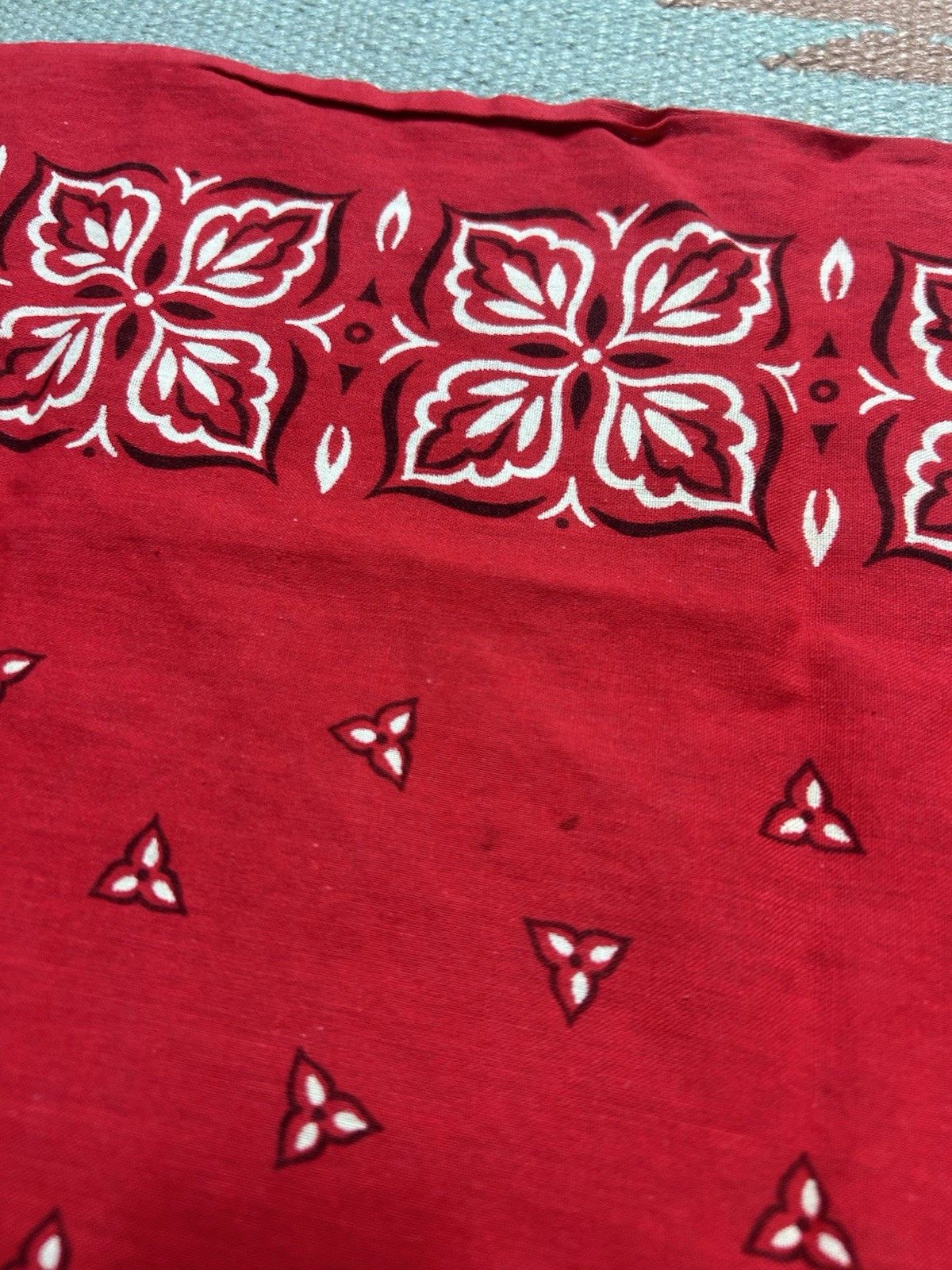 Vintage Vintage bandana handkerchief cotton soft flowers floral red Size ONE SIZE - 5 Thumbnail