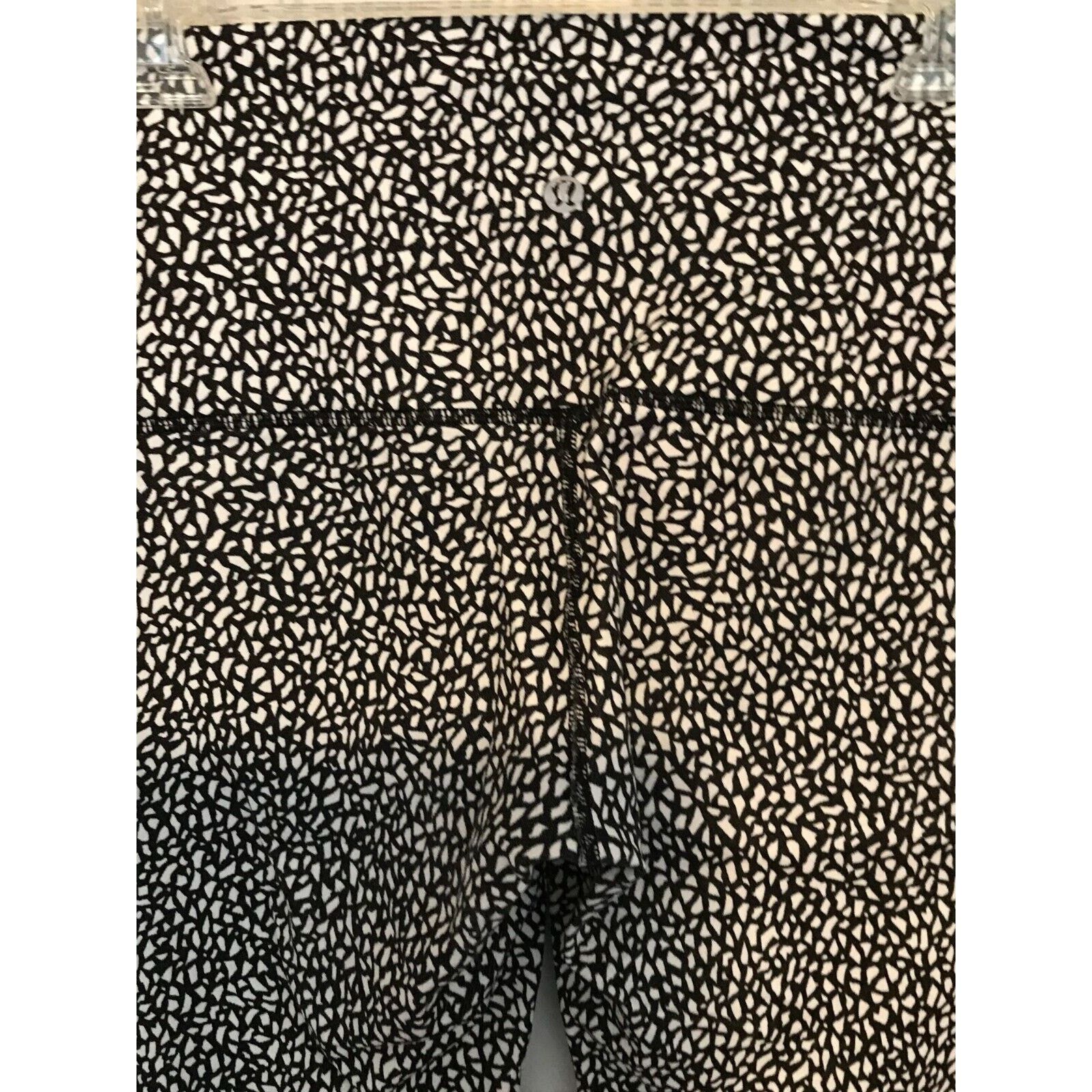 Lululemon Lululemon Wunder Under Crop Hi Rise Miss Mosaic Black/White Size 28" / US 6 / IT 42 - 3 Thumbnail