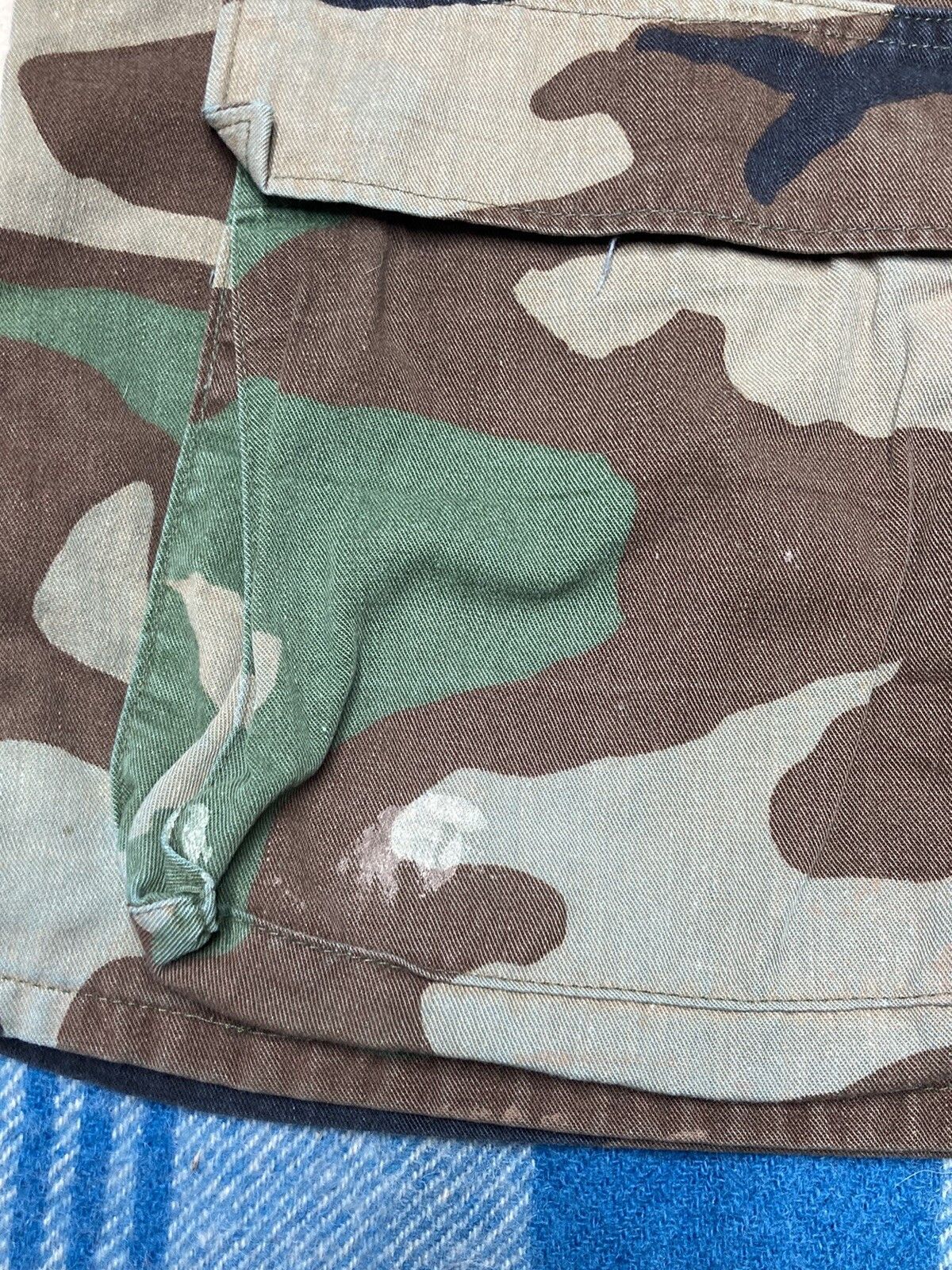 Vintage 70s army OG-107 field shirt hidden buttons camo military M/L Size US M / EU 48-50 / 2 - 4 Thumbnail