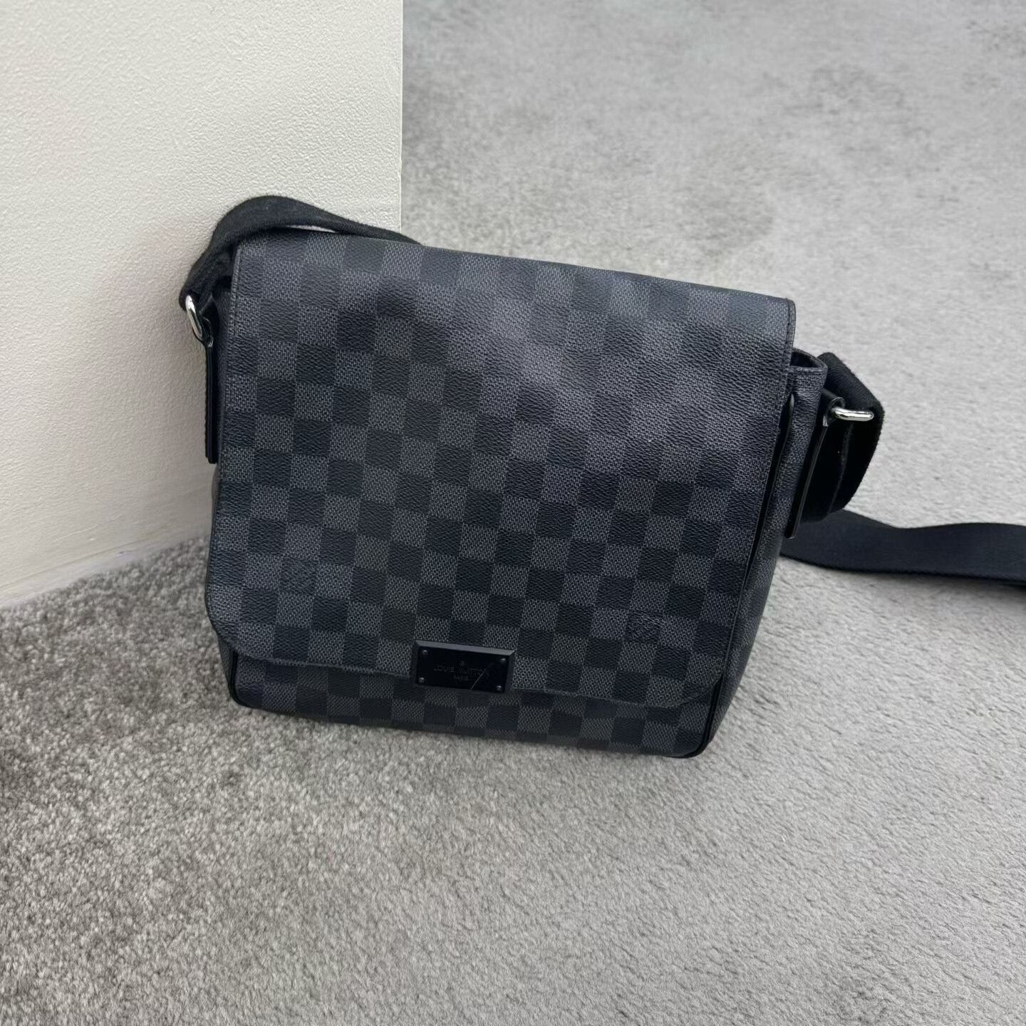 Louis Vuitton Louis Vuitton Black Checkerboard Messenger Bag Size ONE SIZE - 1 Preview
