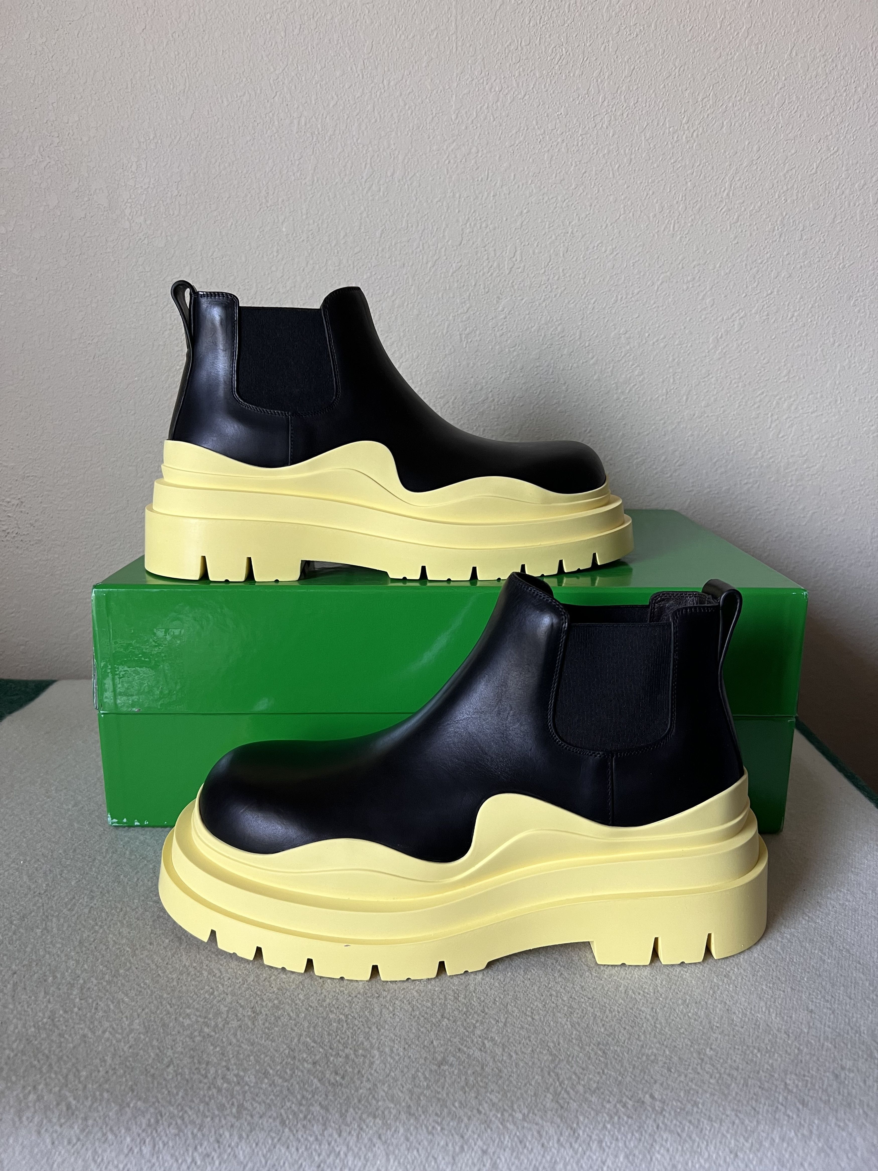 Bottega Veneta Bottega Veneta Tire Ankle Chelsea Boot in Black Lemon Size US 9.5 / EU 42-43 - 2 Thumbnail