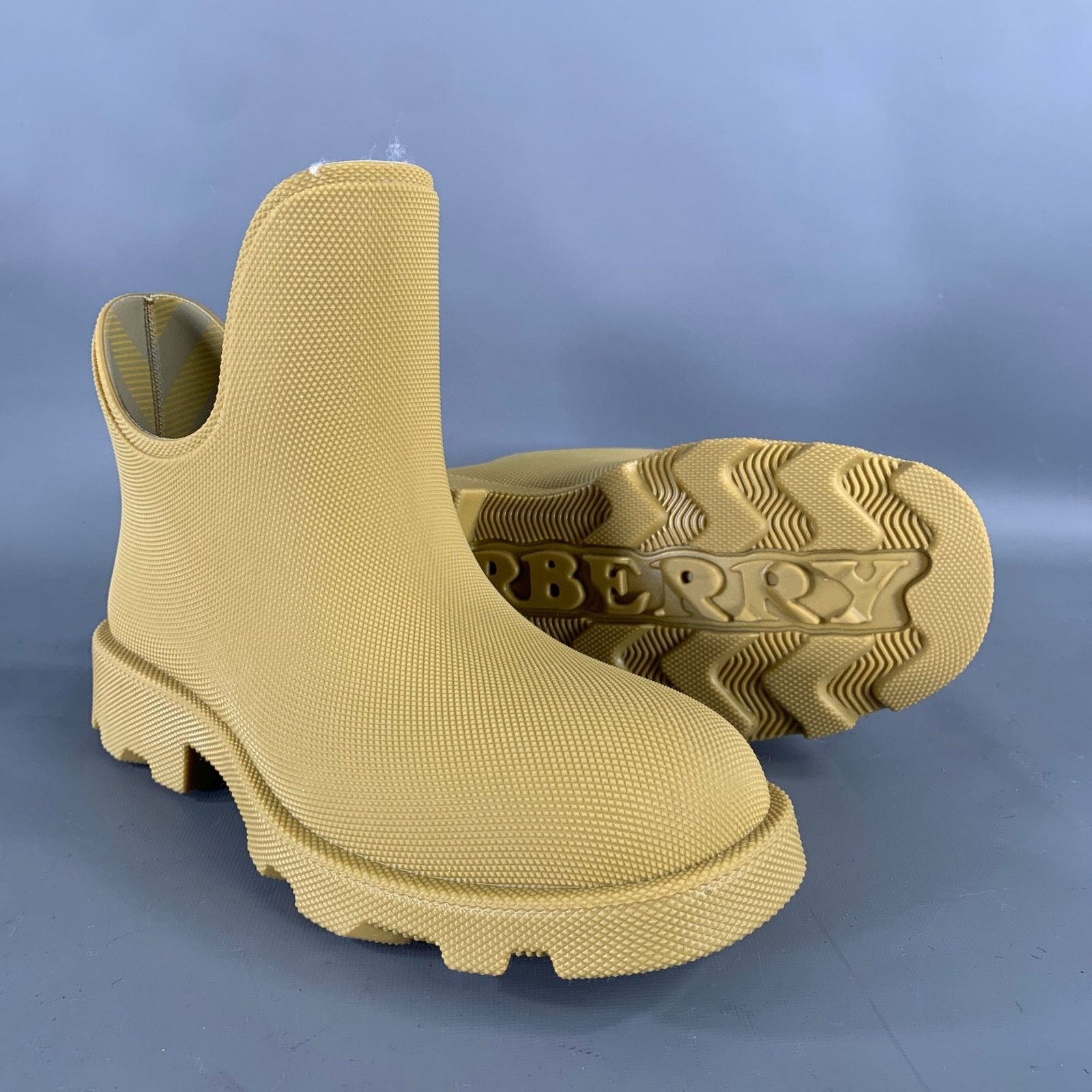 Burberry BURBERRY Size 10 Camel Pebble Grain Rubber Ankle Boots Size US 10 / EU 43 - 5 Thumbnail