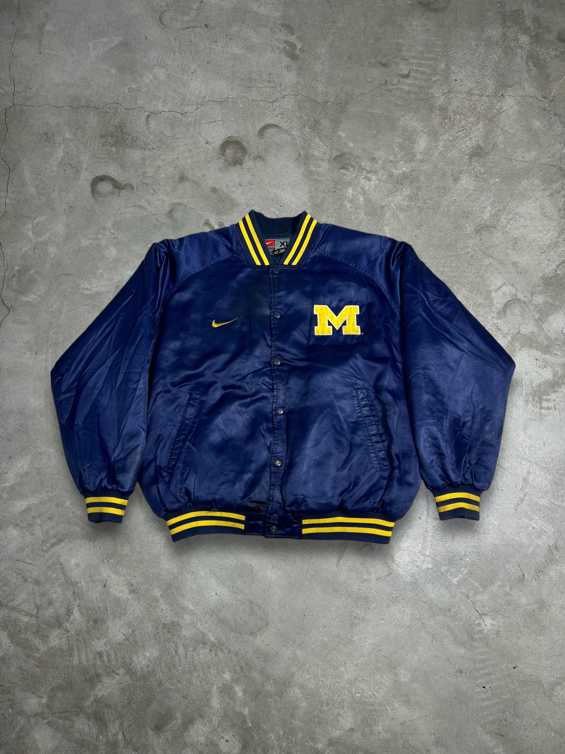 Nike Vintage Nike NCAA Michigan Wolverines Bomber (XL) JK268 Size US XL / EU 56 / 4 - 1 Thumbnail