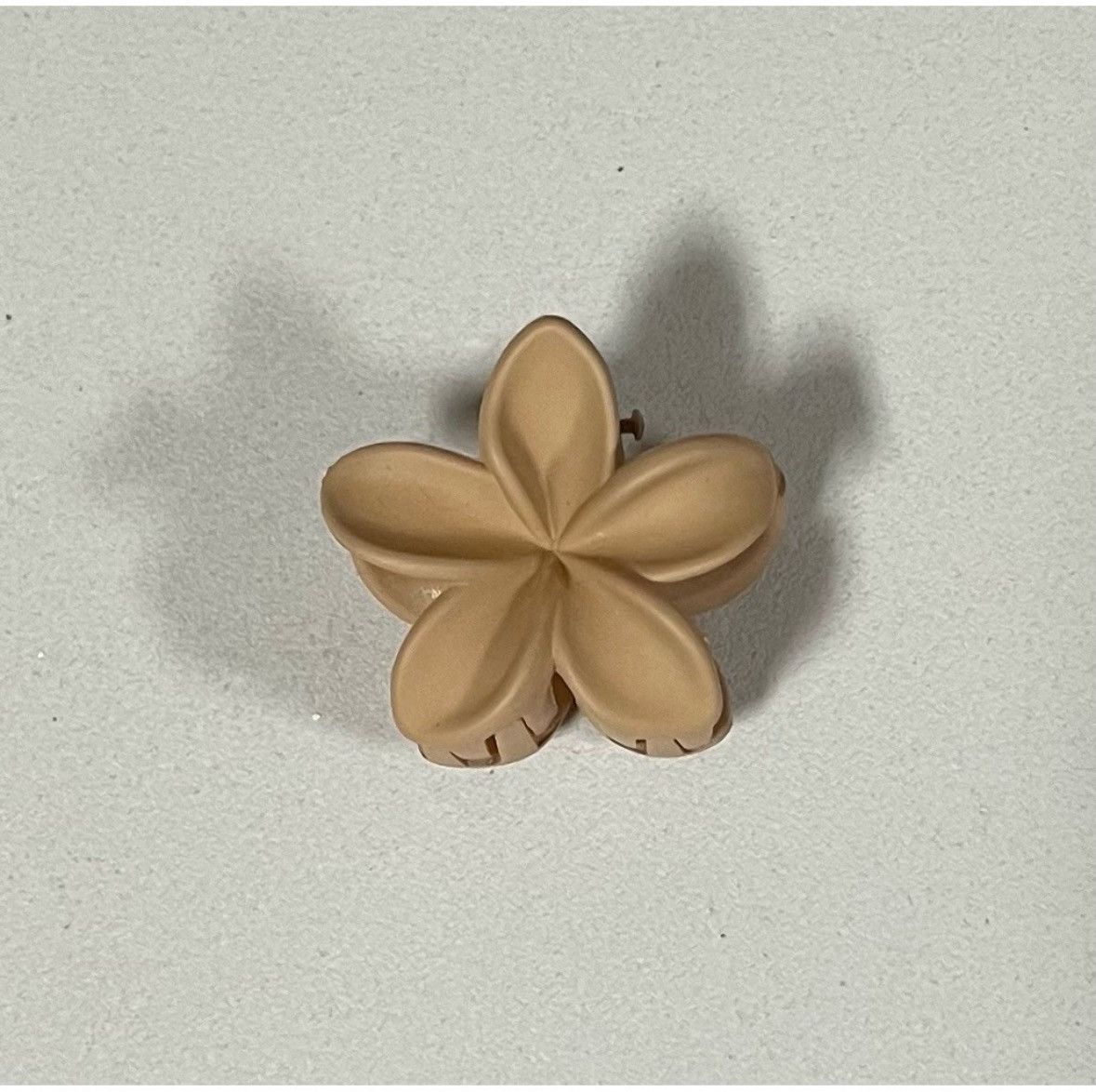 Japanese Brand × Vintage Tan Beige Brown Hibiscus Flower Claw Hair Clip Accessory 🌺✨ Size ONE SIZE - 3 Thumbnail