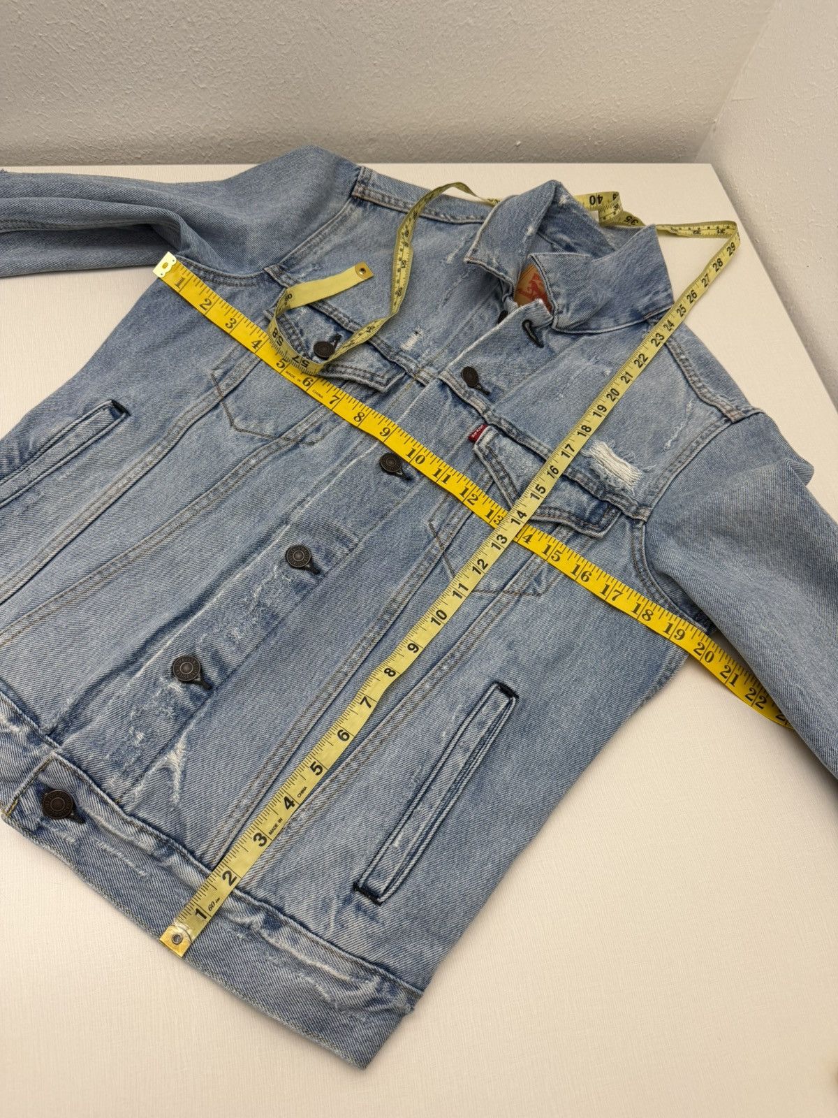 Levi's Levi's Trucker Jacket Size Small Light Wash Denim Distressed Size US S / EU 44-46 / 1 - 9 Thumbnail