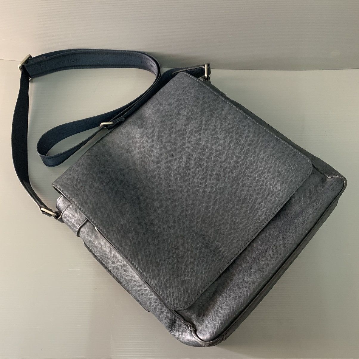 Louis Vuitton Louis Vuitton Taiga Leather Mesengger Bag Size ONE SIZE - 4 Thumbnail