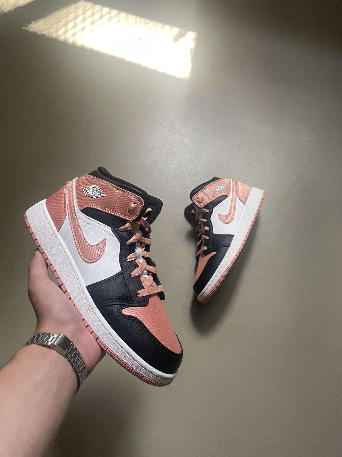 Jordan Brand Air Jordan 1 Mid GS White Light Madder Root size 6.5 Size US 6.5 / EU 39-40 - 1 Thumbnail