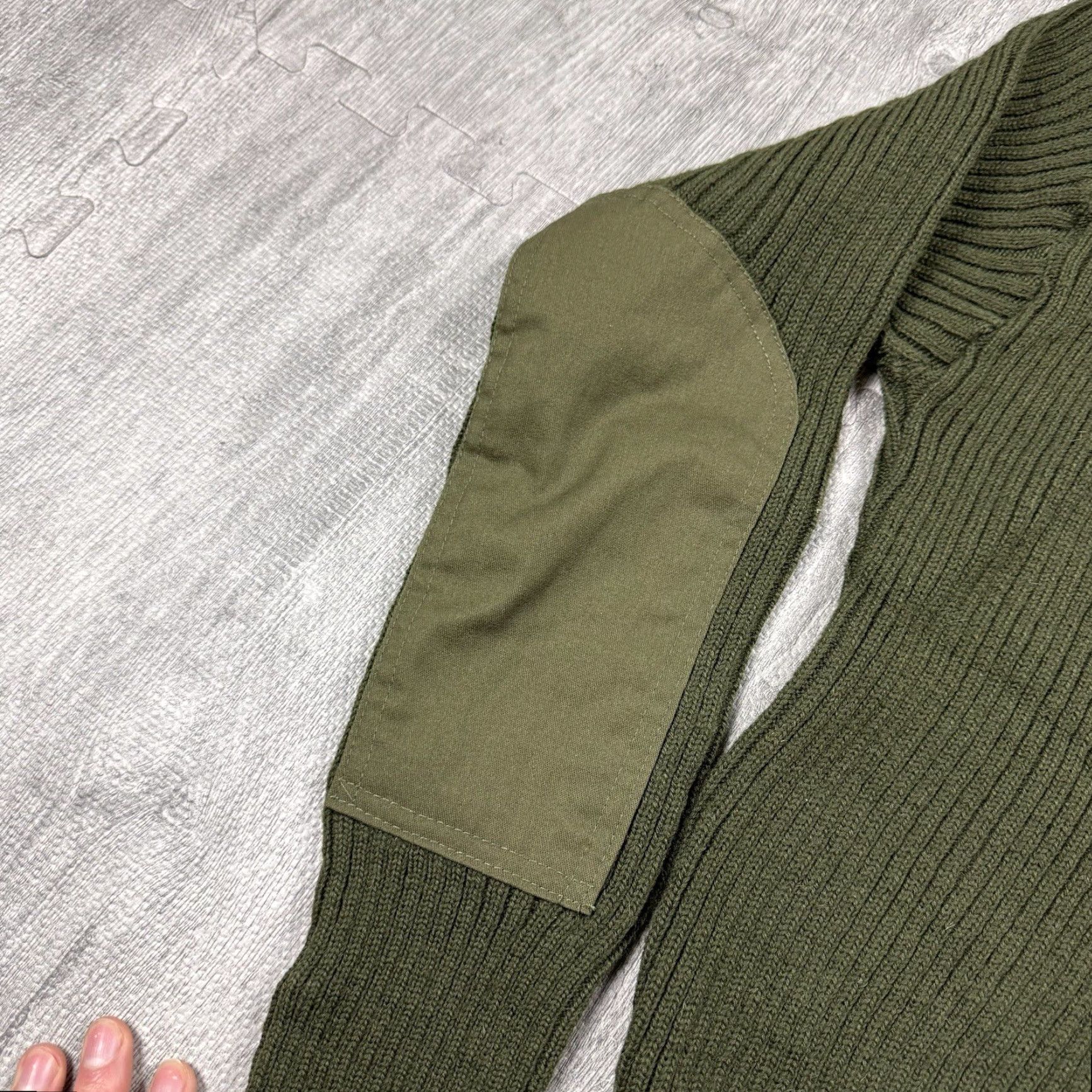 Olive VINTAGE DSCP US Military Crewneck Sweater Olive Green 38 Mens Wool Cable-Knit Epaulettes Patches Army Outdoor N/A Size US M / EU 48-50 / 2 - 6 Thumbnail