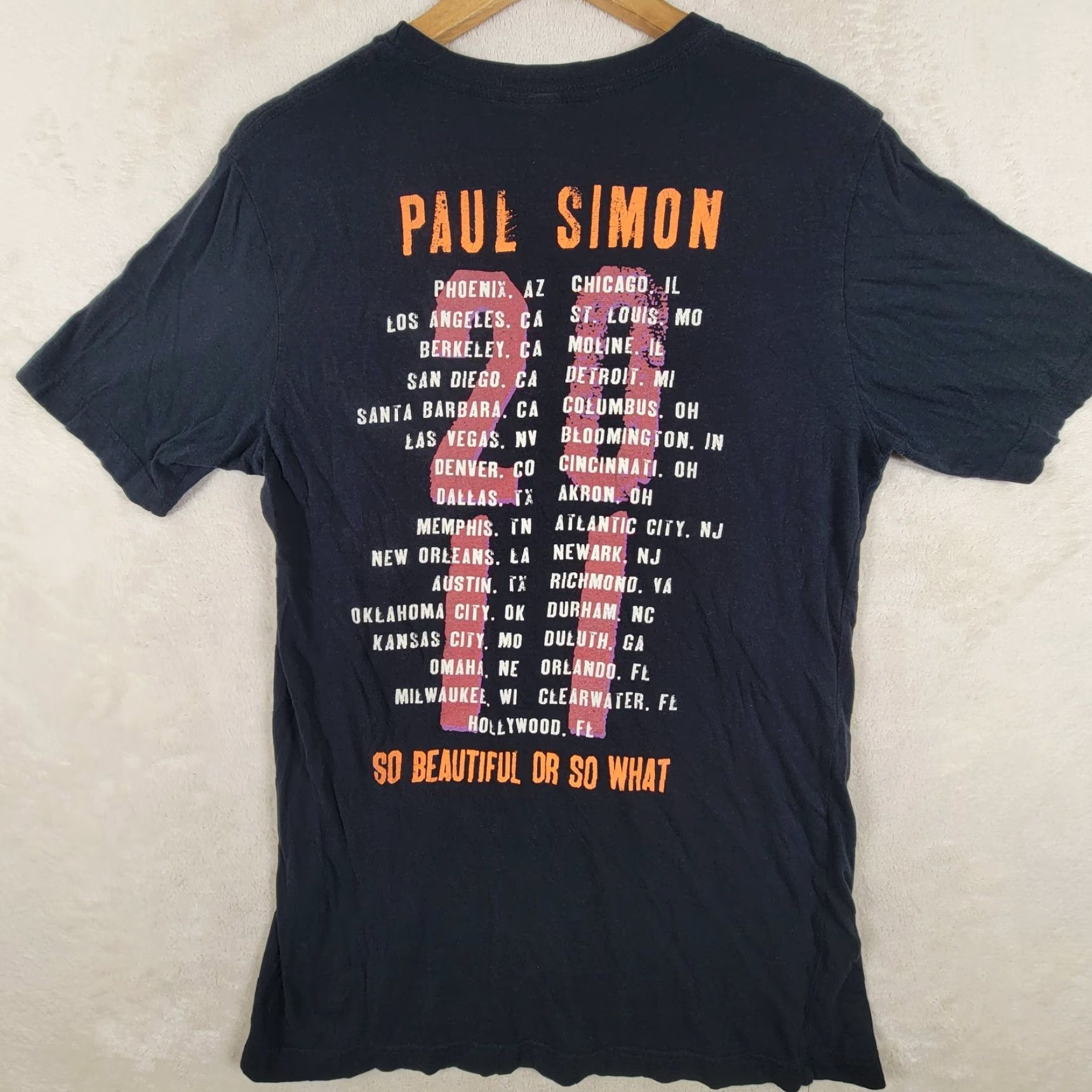Simons VINTAGE Paul Simon In Concert Shirt mens Small Black Graphic Print T-Shirt Music Classic Rock Punk Crew Neck Short Sleeve Gildan Heavy Cotton Mens Size US S / EU 44-46 / 1 - 3 Thumbnail