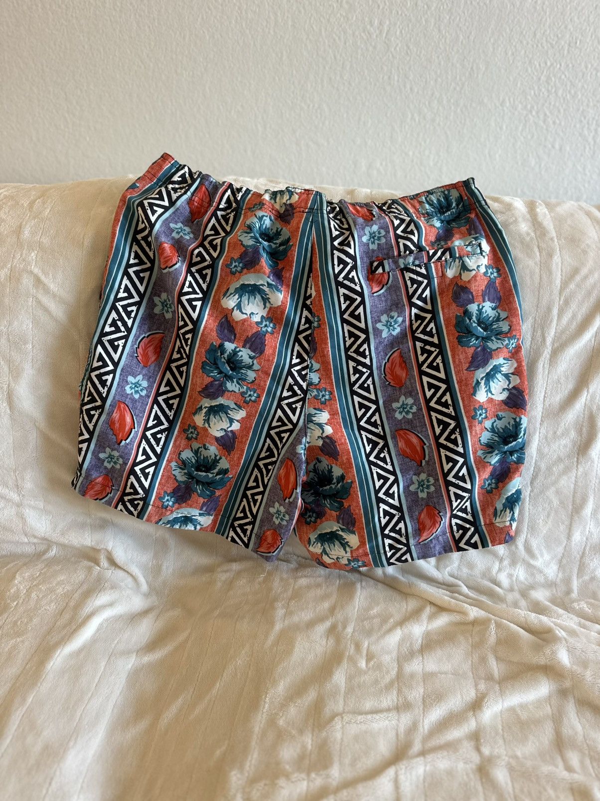 Urban Outfitters Urban Outfitters Colorful All Over Print Swimwear Shorts Size US 32 / EU 48 - 7 Thumbnail
