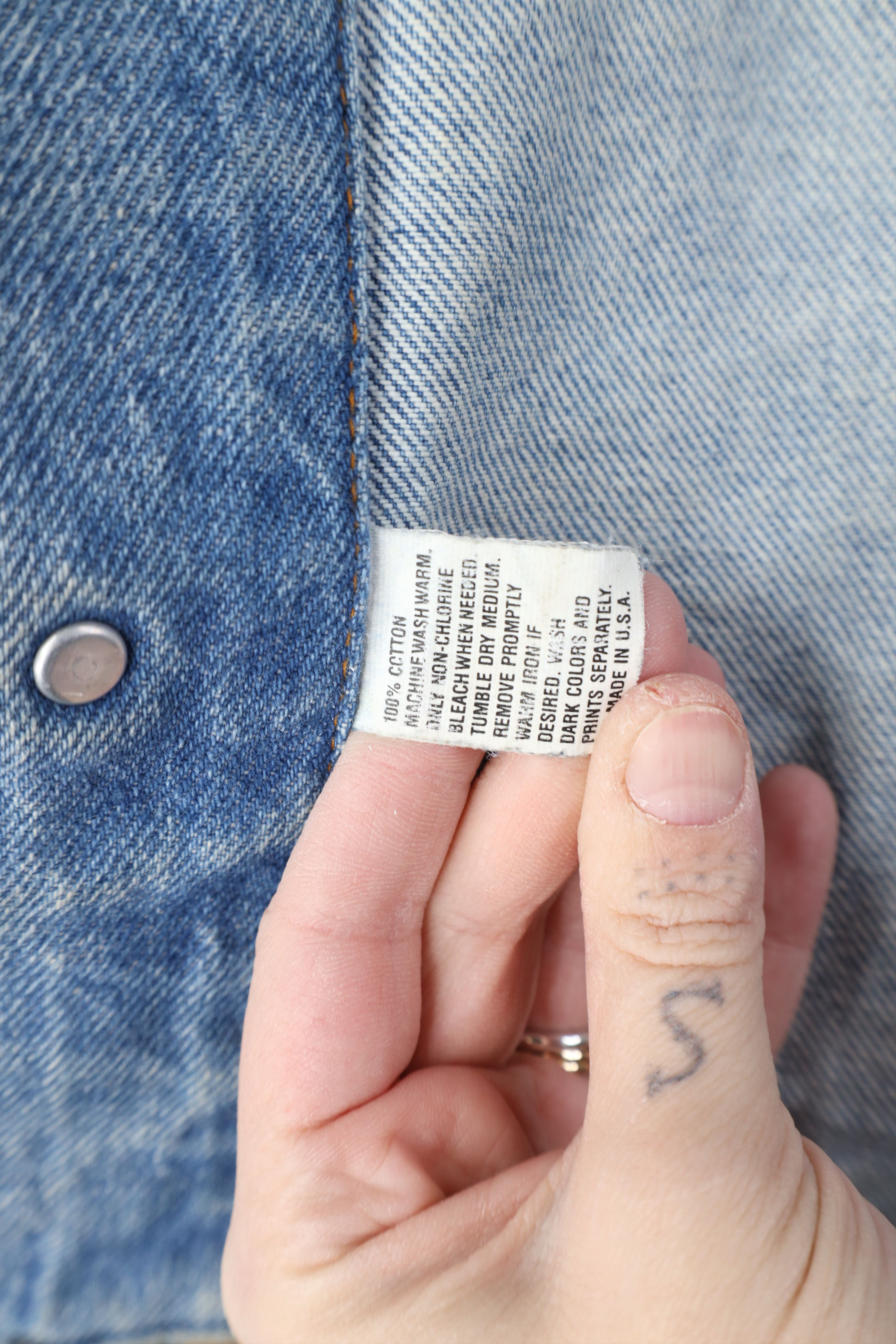 Hard Rock Cafe Vintage 90s Hard Rock Cafe Denim Trucker Jacket Blue USA Size L / US 10 / IT 46 - 13 Thumbnail