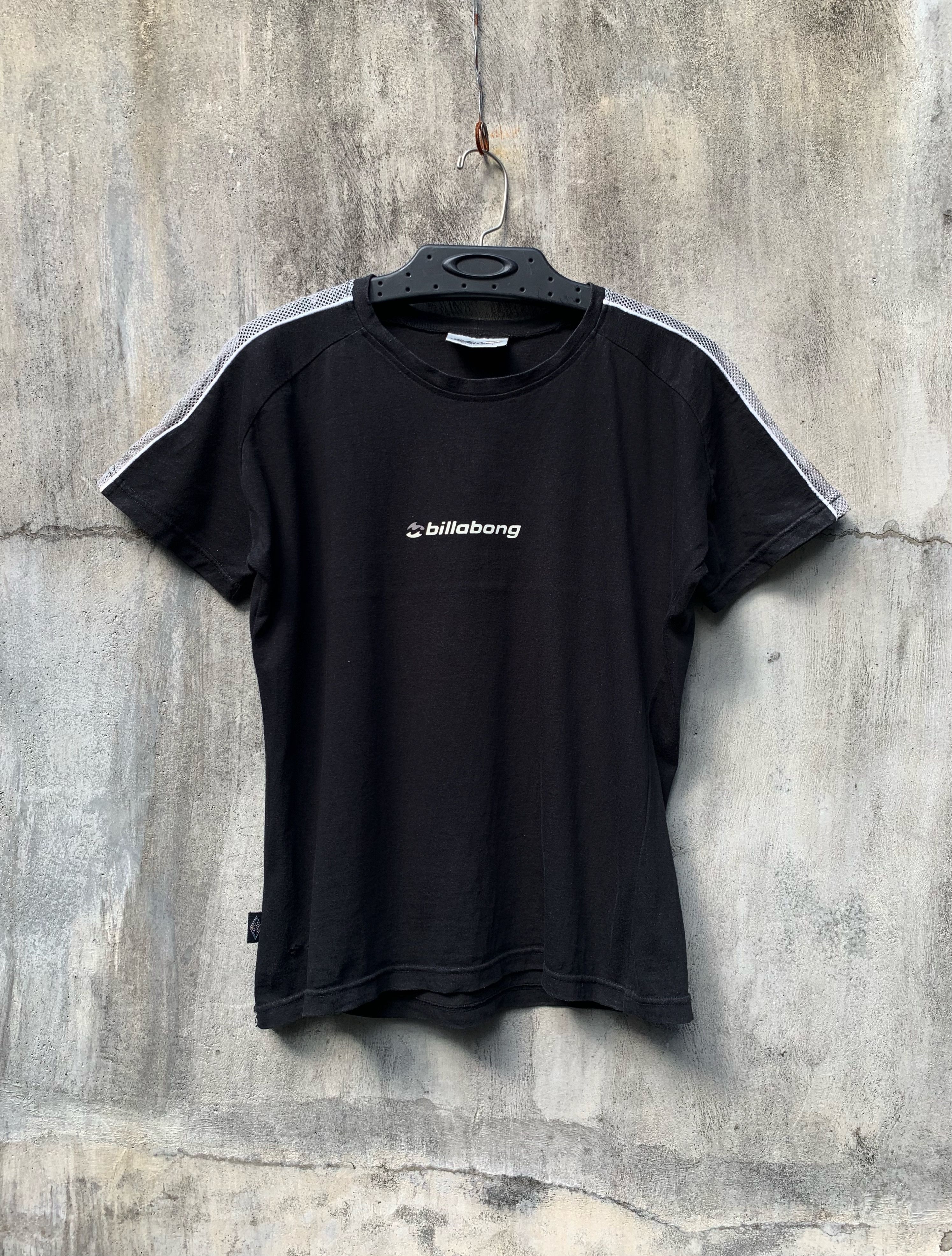Billabong Vintage Billabong Australia Ladies Center Logo Black Tee Size L / US 10 / IT 46 - 1 Thumbnail