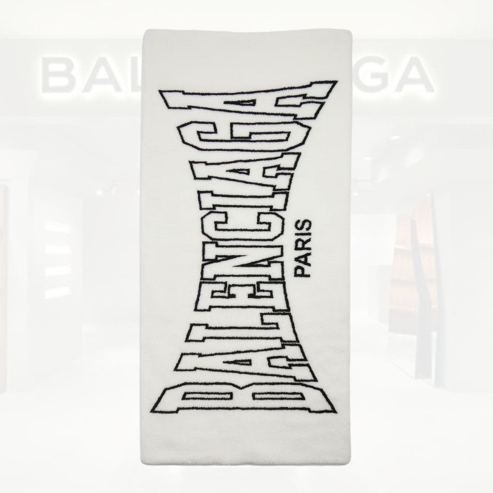 Balenciaga o1tr1nto0426 Size: OS / Boxing Padded Stola in White/Black Size ONE SIZE - 1 Thumbnail