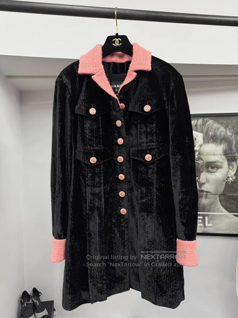 Chanel Chanel 22B pink collar black velvet mid-length jacket Size XS / US 0-2 / IT 36-38 - 1 Thumbnail