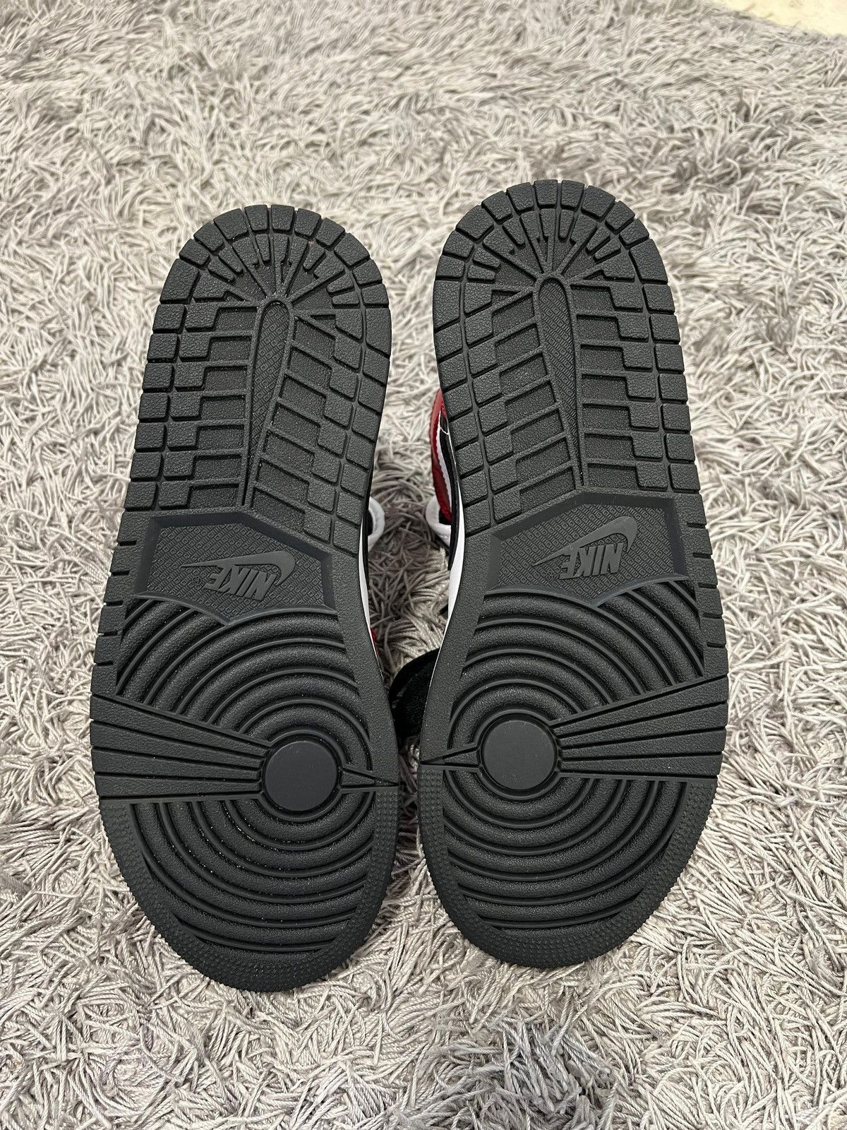 Nike Jordan 1 Mid Chicago toe Size US 9 / EU 42 - 5 Thumbnail