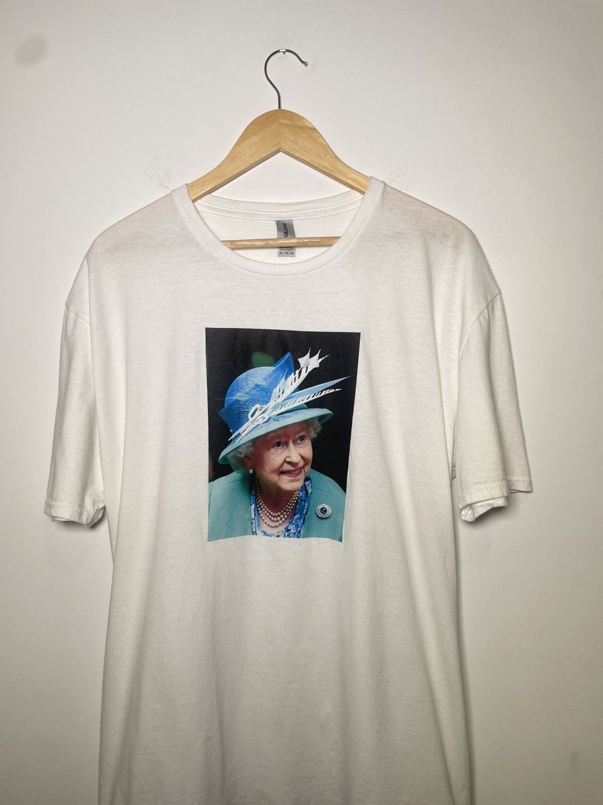 Gildan Queen Elizabeth II Graphic Tee - Gildan Softstyle - XL Size US XL / EU 56 / 4 - 3 Thumbnail