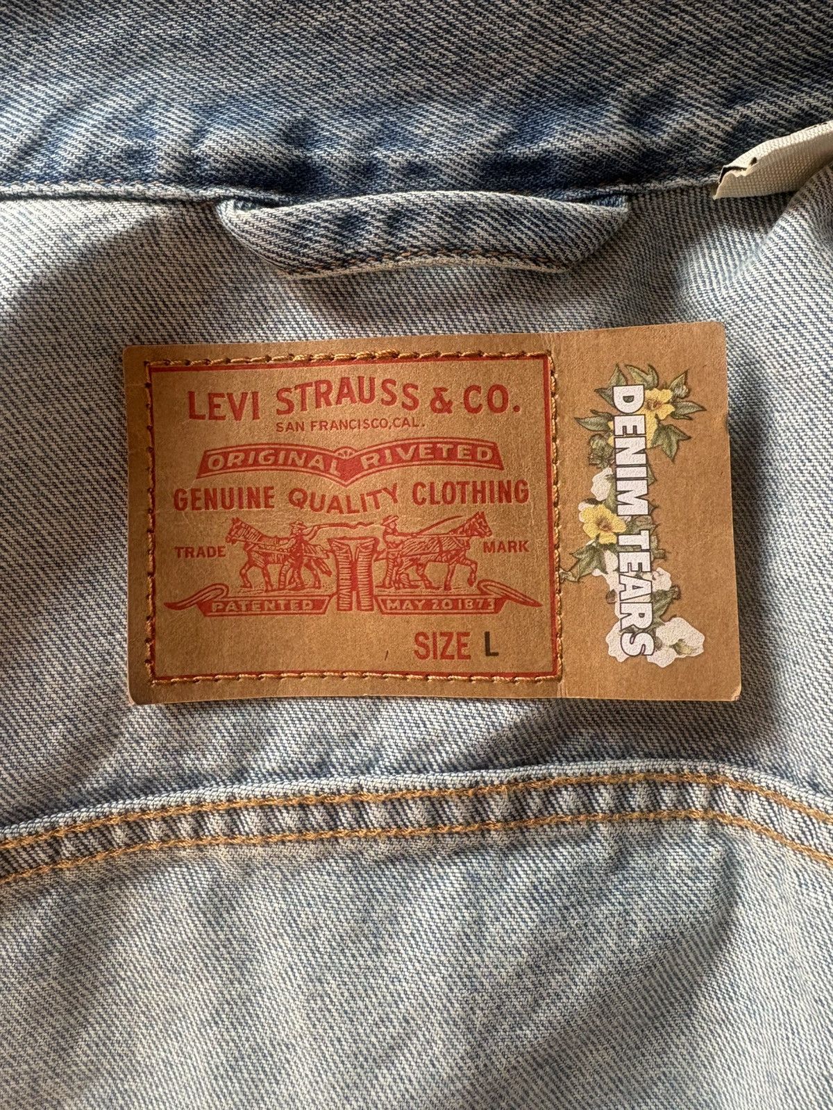 DENIM TEARS × Levi's Levi X Denim Tears Jean Jacket All Over Wreath Light Wash Size L / US 10 / IT 46 - 2 Thumbnail