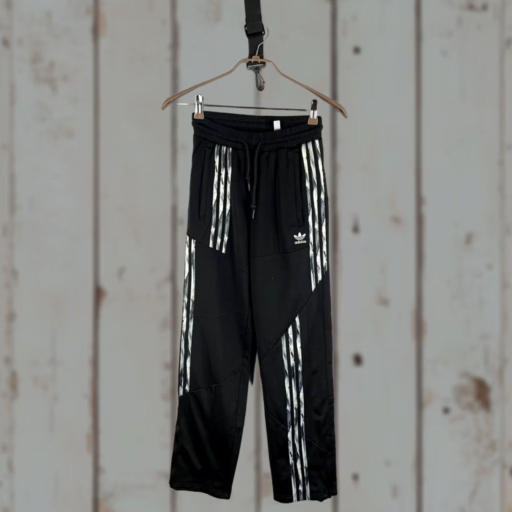 Adidas Adidas Pants Women XS Black Sweatpants Regular Inseam 30" Elastic Waist Breathable Gym & Training 90s Modern Size 26" / US 2 / IT 38 - 1 Thumbnail