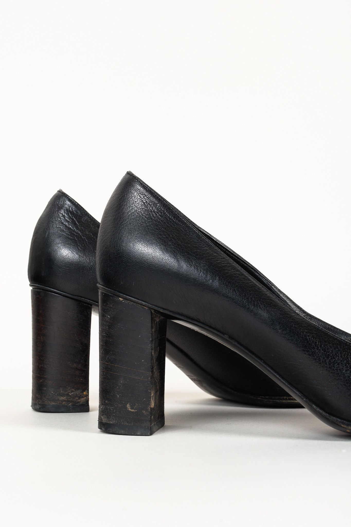 Gucci Black Leather Signature Webbing Logo Round-Toe Pumps