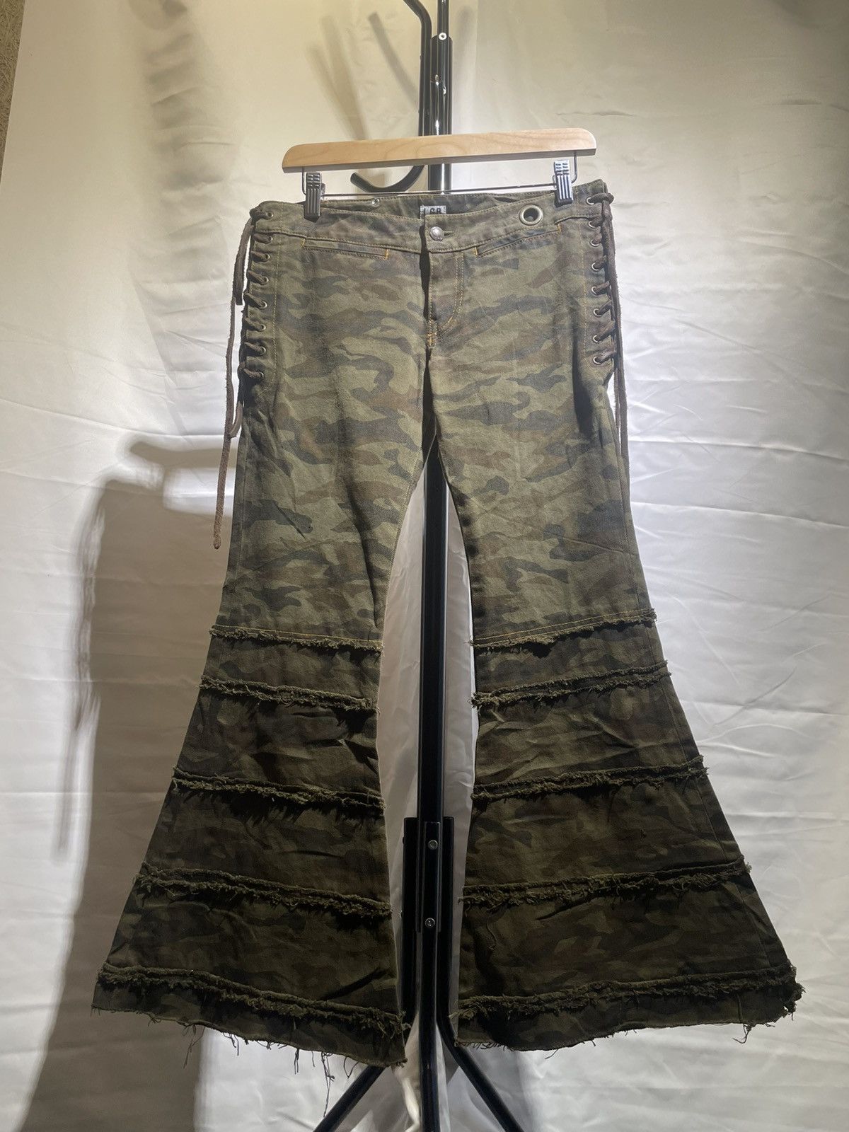 Le Grande Bleu (L.G.B.) L.G.B CAMO BELLBOTTOM PANTS Size 26" / US 2 / IT 38 - 2 Thumbnail