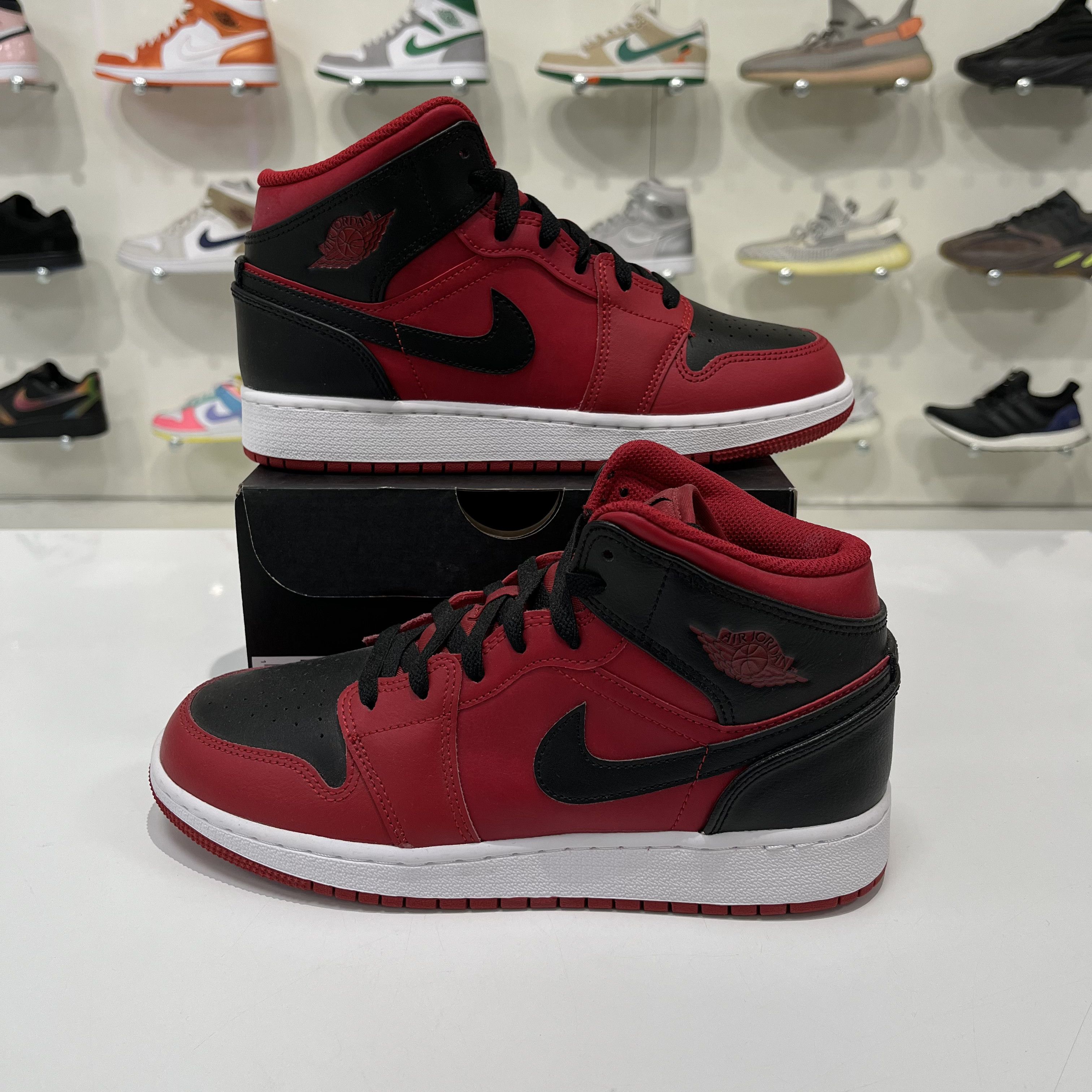 Nike Air Jordan 1 Mid Reverse Bred 2021 (GS) Size US 6 / EU 39 - 1 Thumbnail
