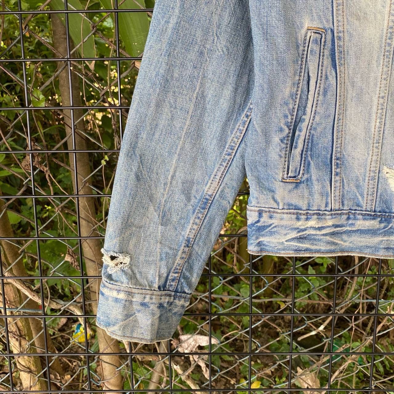 American Eagle Outfitters Vtg Type 3 Light Washed Distressed Denim Jacket Size US M / EU 48-50 / 2 - 4 Thumbnail