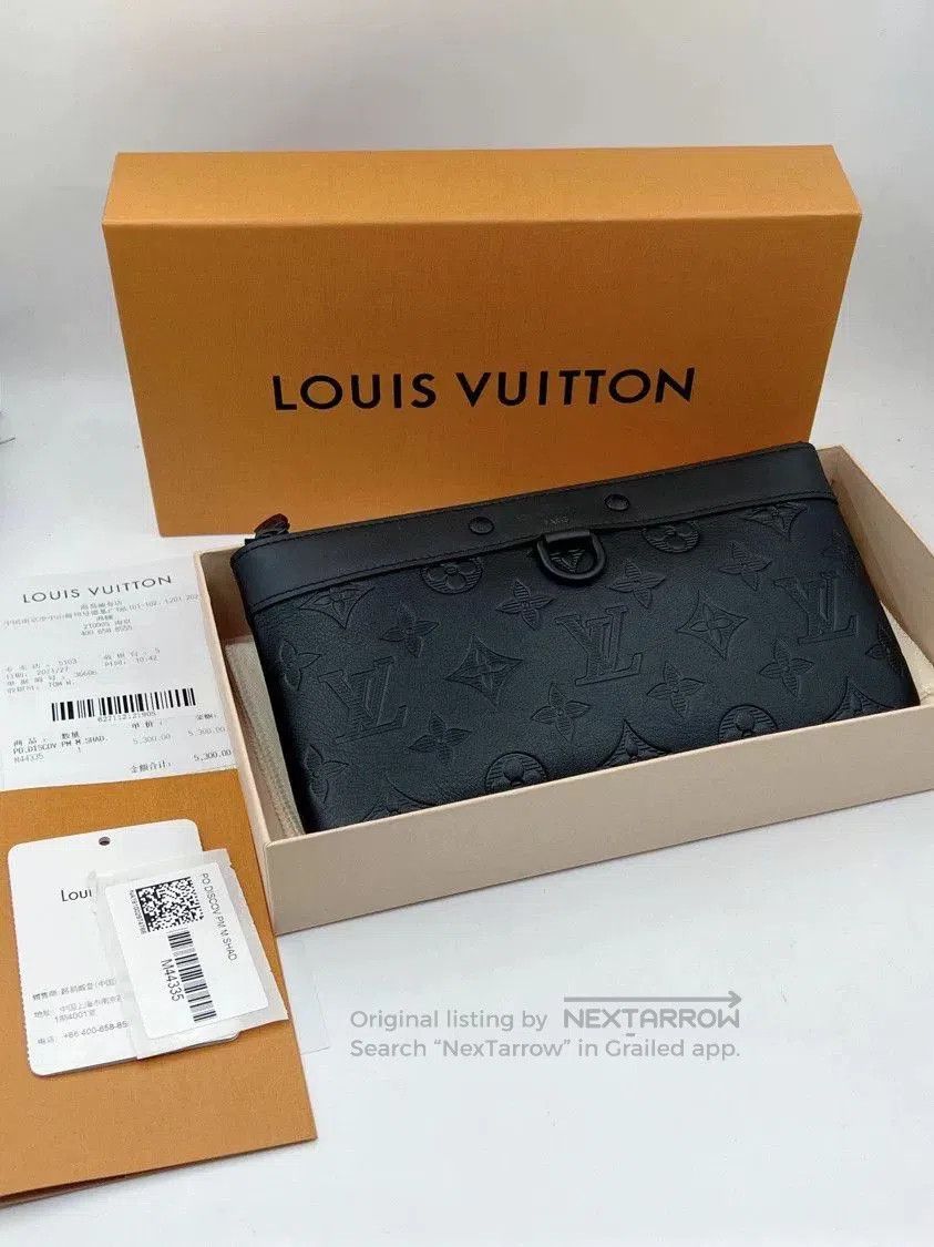 Louis Vuitton Louis Vuitton Black Embossed Leather Clutch. Size ONE SIZE - 1 Thumbnail