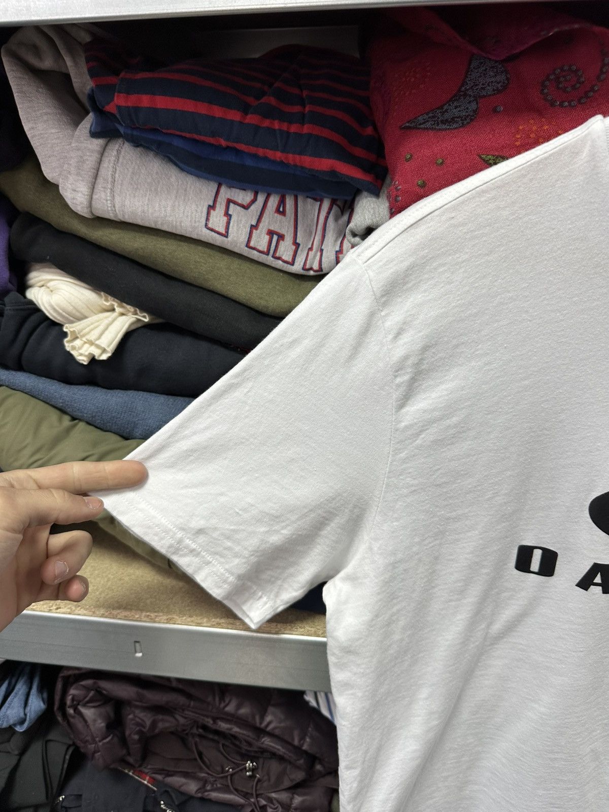 Oakley Vintage Oakley T-Shirt Big Logo Outdoor Japanese White Tee Size US L / EU 52-54 / 3 - 7 Thumbnail