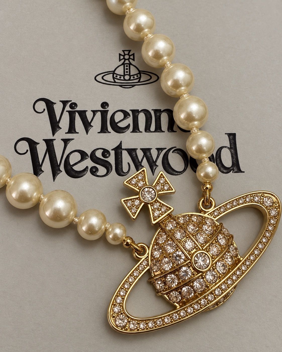 Vivienne Westwood One Row Pearl Bas Relief Choker – Gold in White, Women's