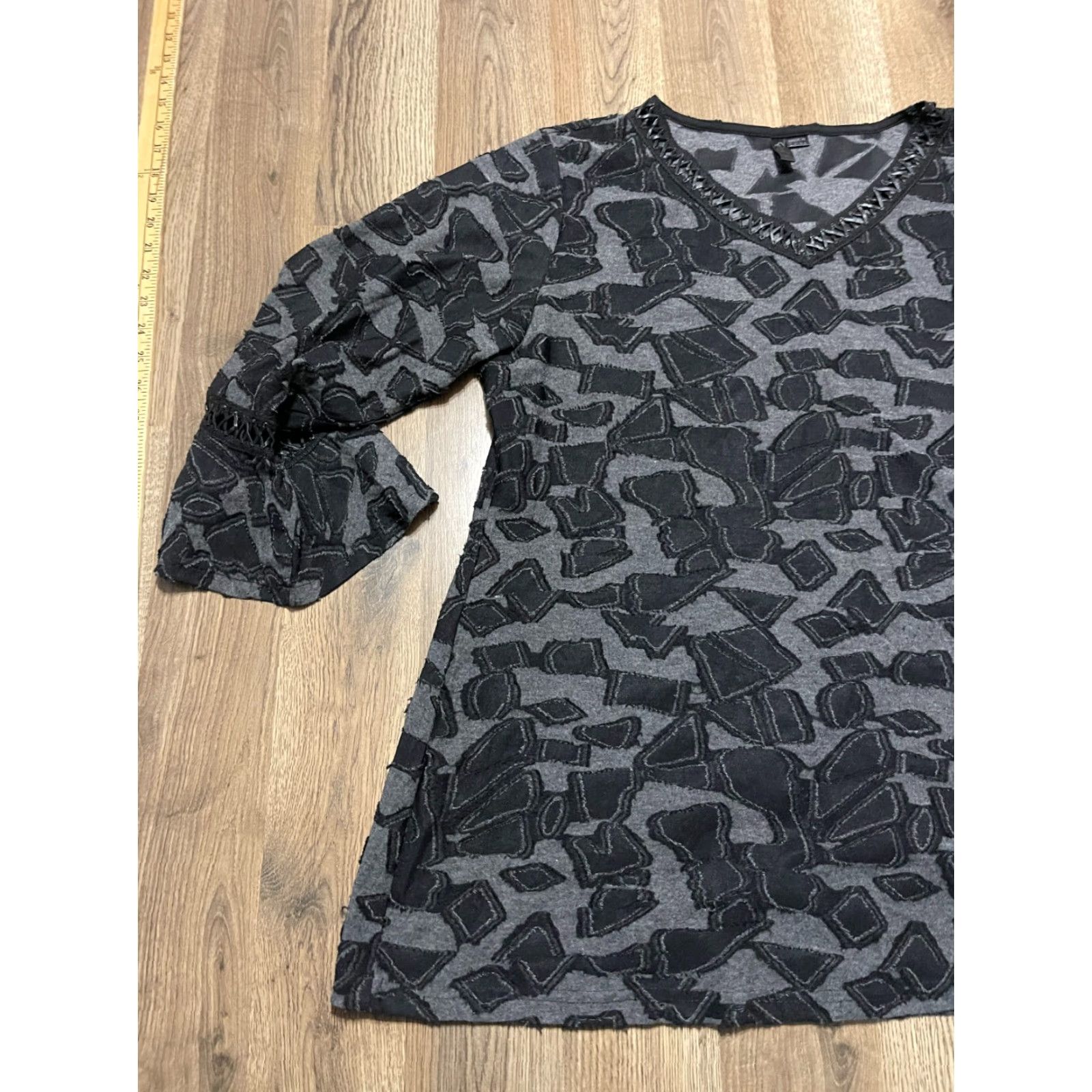 Triangl Ethyl Shirt Women XL Black Gray V-Neck Long Sleeve Triangles Shirt Womens XL Black Gray V-Neck Long Sleeve Triangles Size XL / US 12-14 / IT 48-50 - 3 Thumbnail