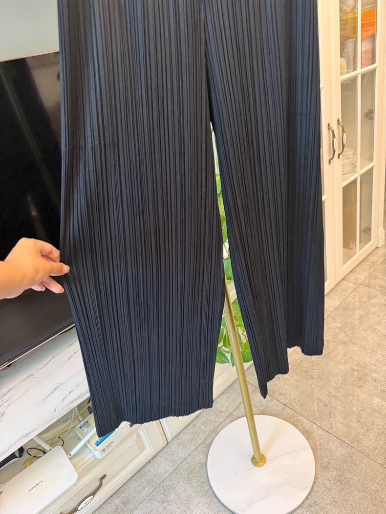 Issey Miyake Issey Miyake size:3 Black pleated straight-leg pants Size 31" - 2 Thumbnail