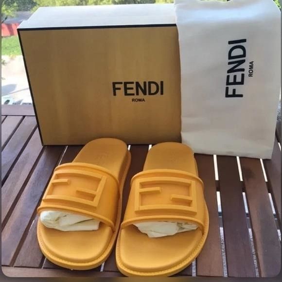 NEW FENDI Logo-Embossed Baguette Rubber Slide Sandals Ye