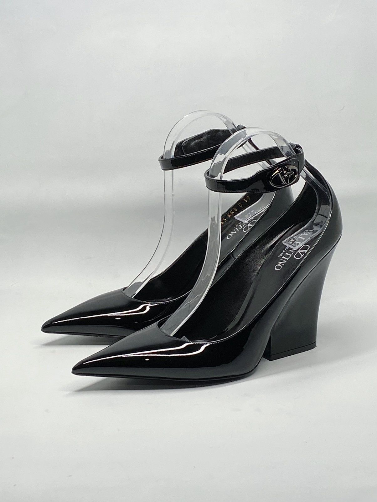 Valentino Valentino Garavani V Logo 105 Lockette Wedge Pump size 39 Size US 9 / IT 39 - 9 Thumbnail